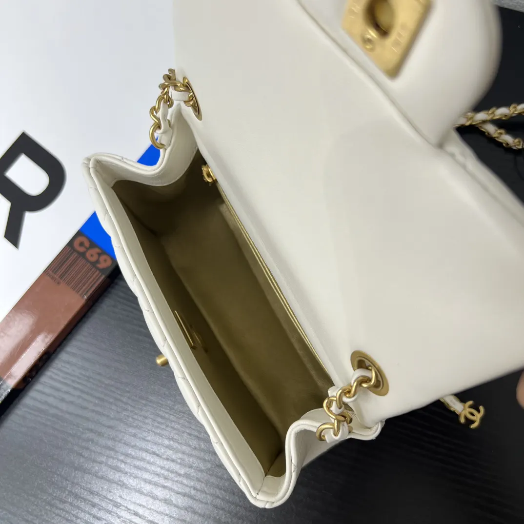 Chanel 米白色小羊皮菱格鏈條包 金扣