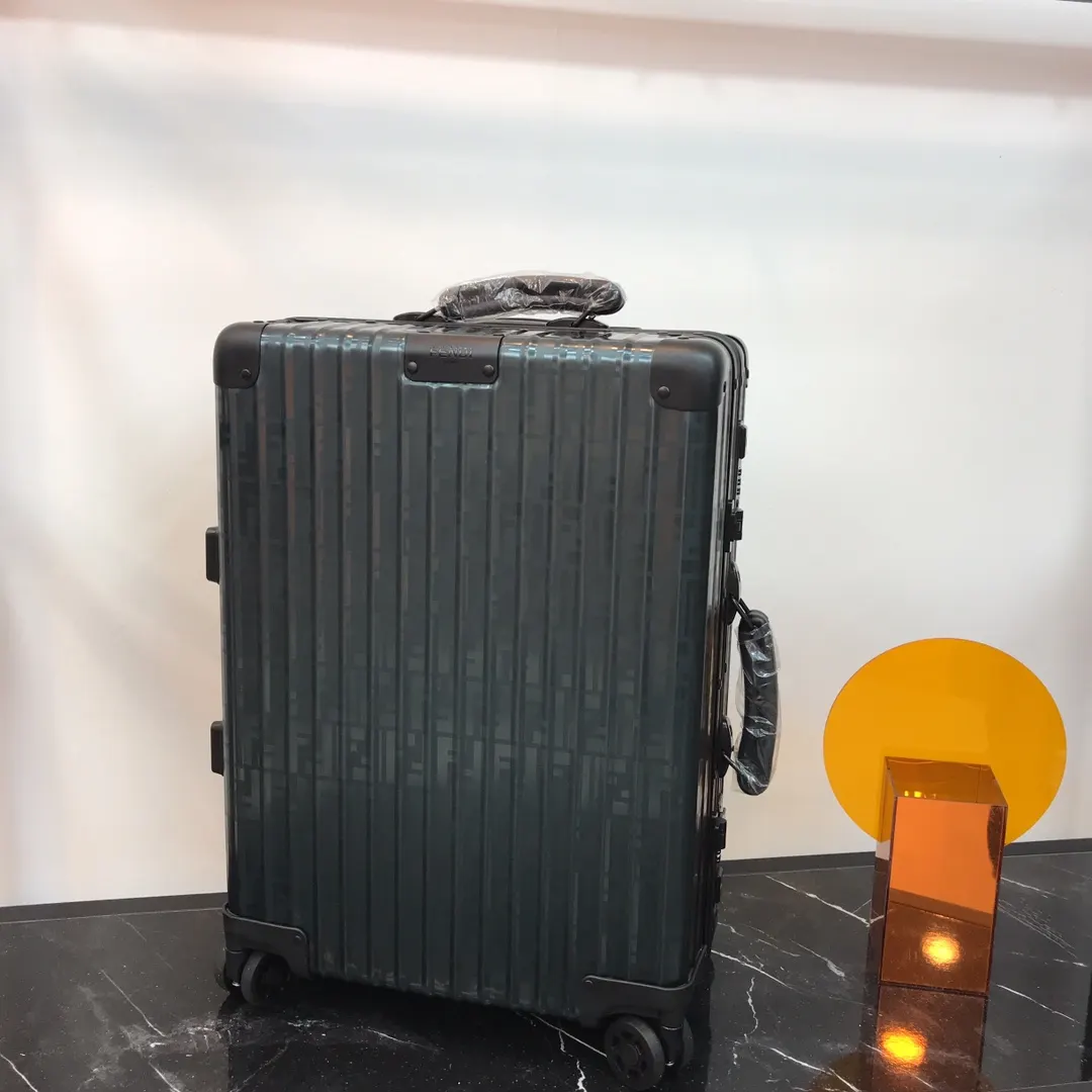 Fendi 黑色 藍色 rimowa 一见钟情或许就是当你第一眼见到它的 行李箱 旅行拉杆款 輕便出行款(數字9) Fendi 黑色 藍色 rimowa 一见钟情或许就是当你第一眼见到它的 行李箱 旅行拉杆款 輕便出行款(數字9)