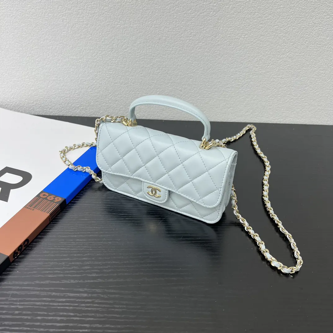CHANEL 22 Bag 浅蓝色羊皮链条包 单肩款