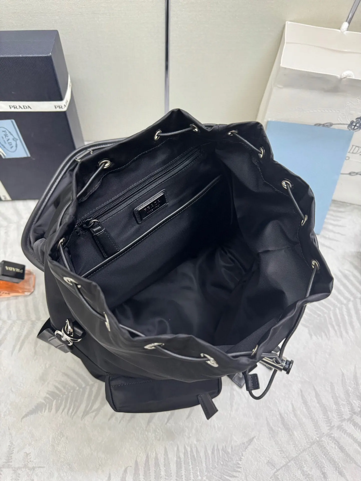 Prada 尼龙 牛皮 双肩背包 轻便实用