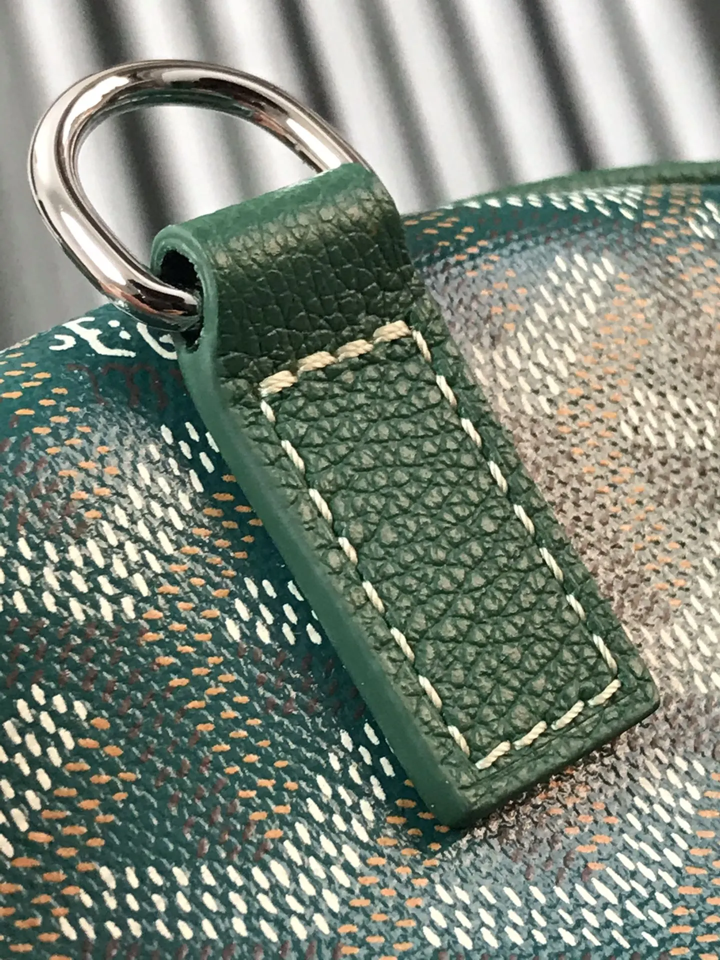 Goyard 侧边设有扣环 可以自行搭 中号背带进行肩背 旅行包 大容量旅行款