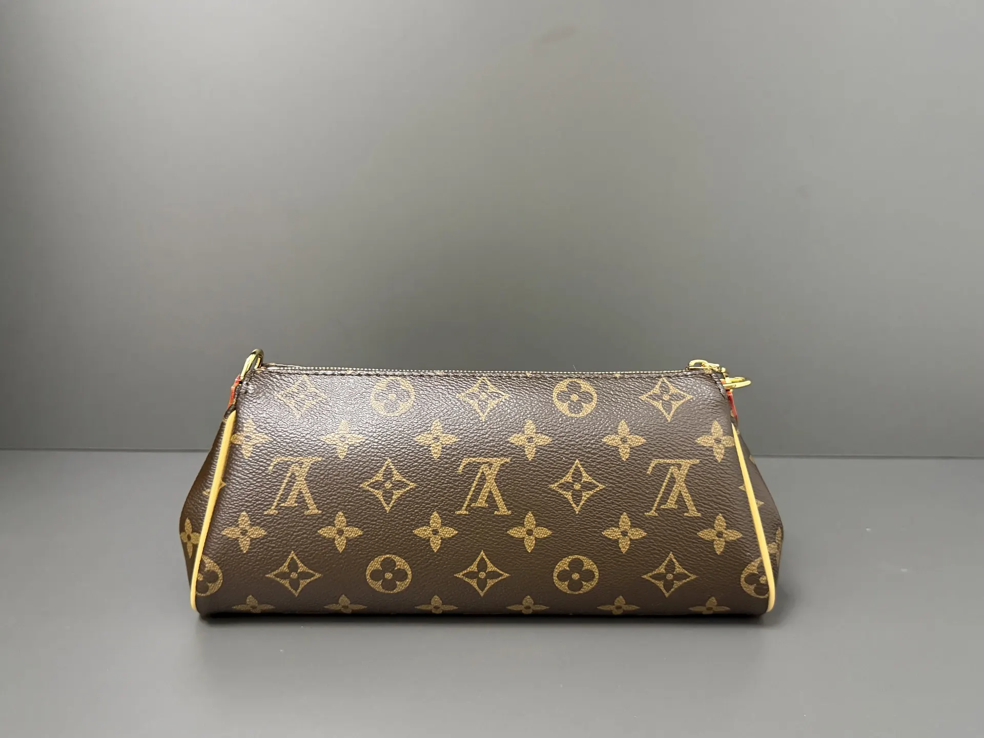 LV 帆布 铭纹标识牌和可拆卸鏈條相得益彰 恰宜构型便于收納短款 鏈條包 精致鏈條款