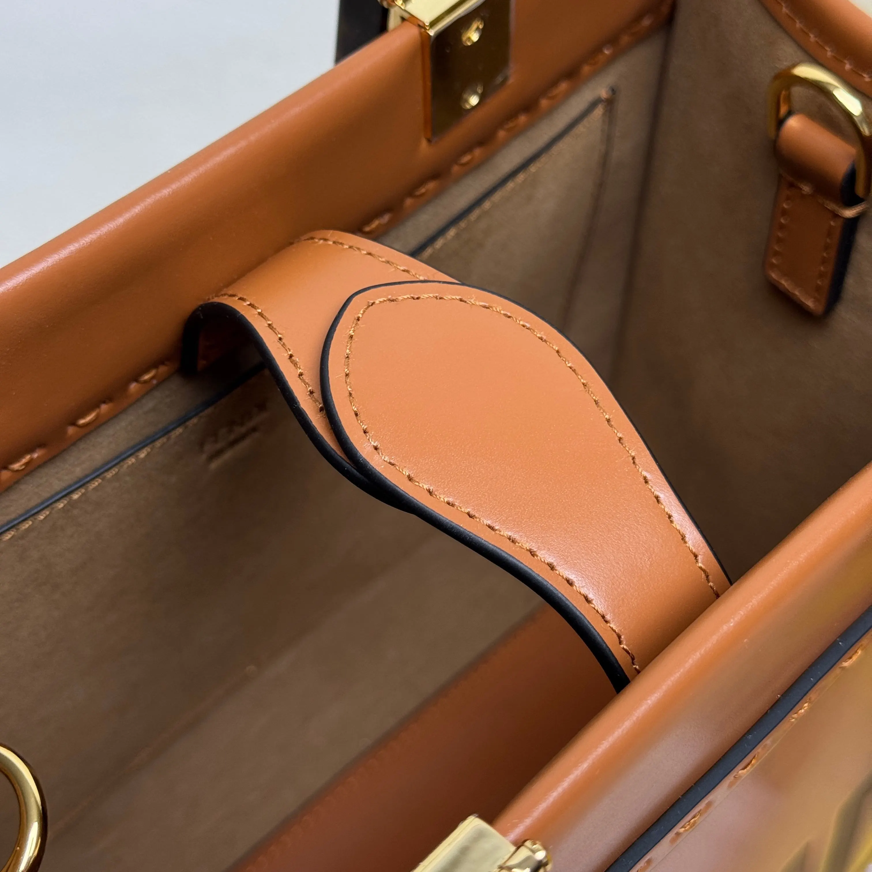 Fendi 棕色 金色 皮革 手拿包 精致手拿款(數字9) Fendi 棕色 金色 皮革 手拿包 精致手拿款(數字9)