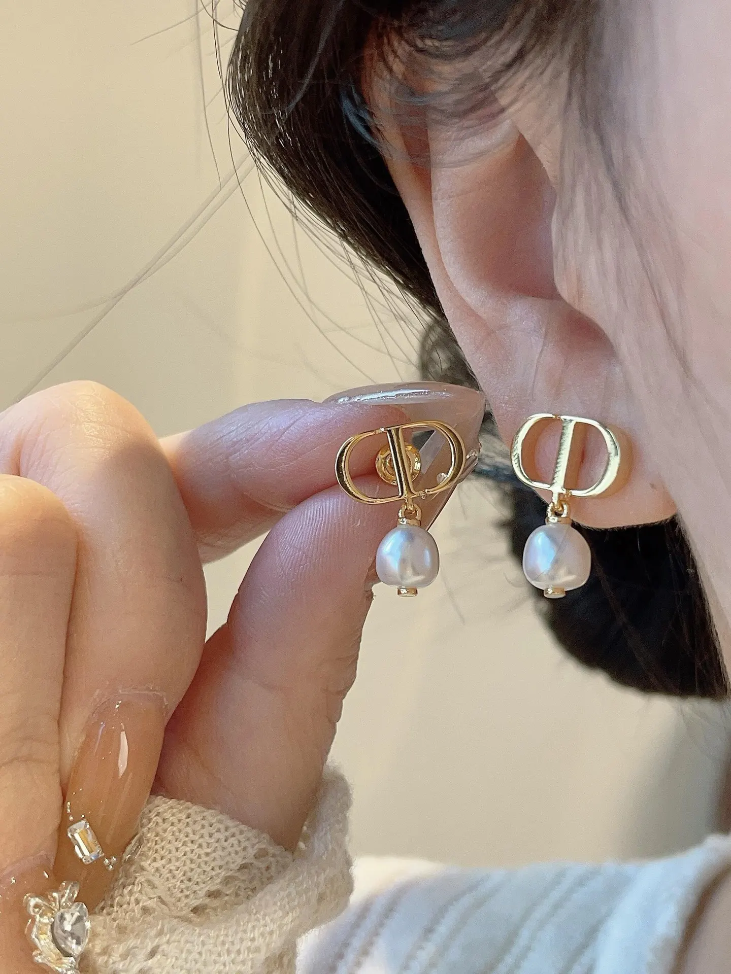 Dior 珍珠 耳钉 小巧点缀 耳饰