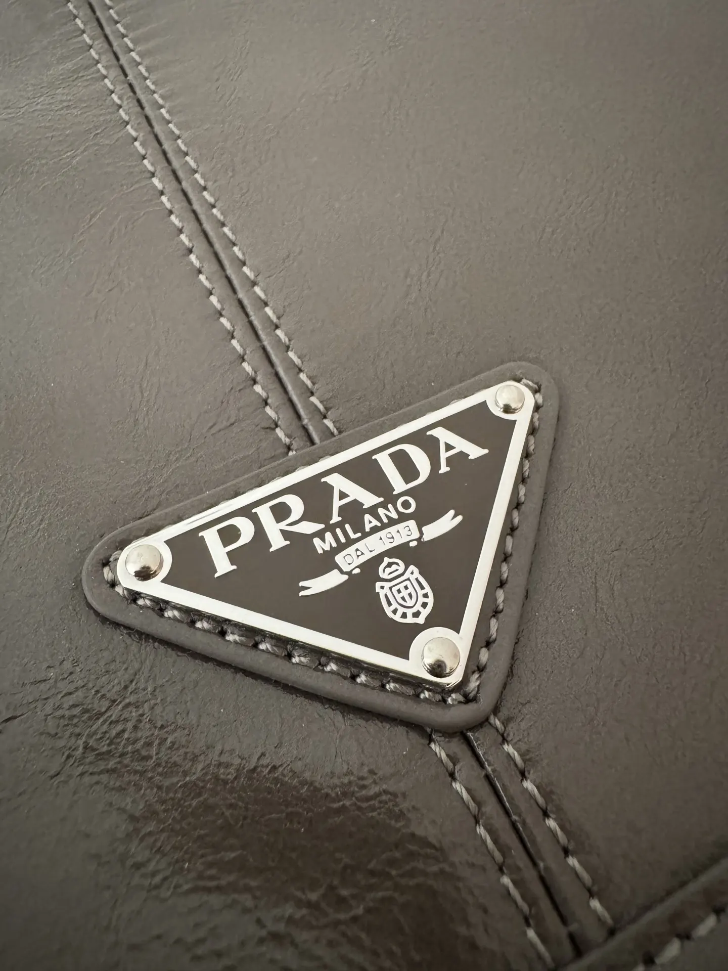 PRADA 皮革 三角标 邮差包 通勤百搭款