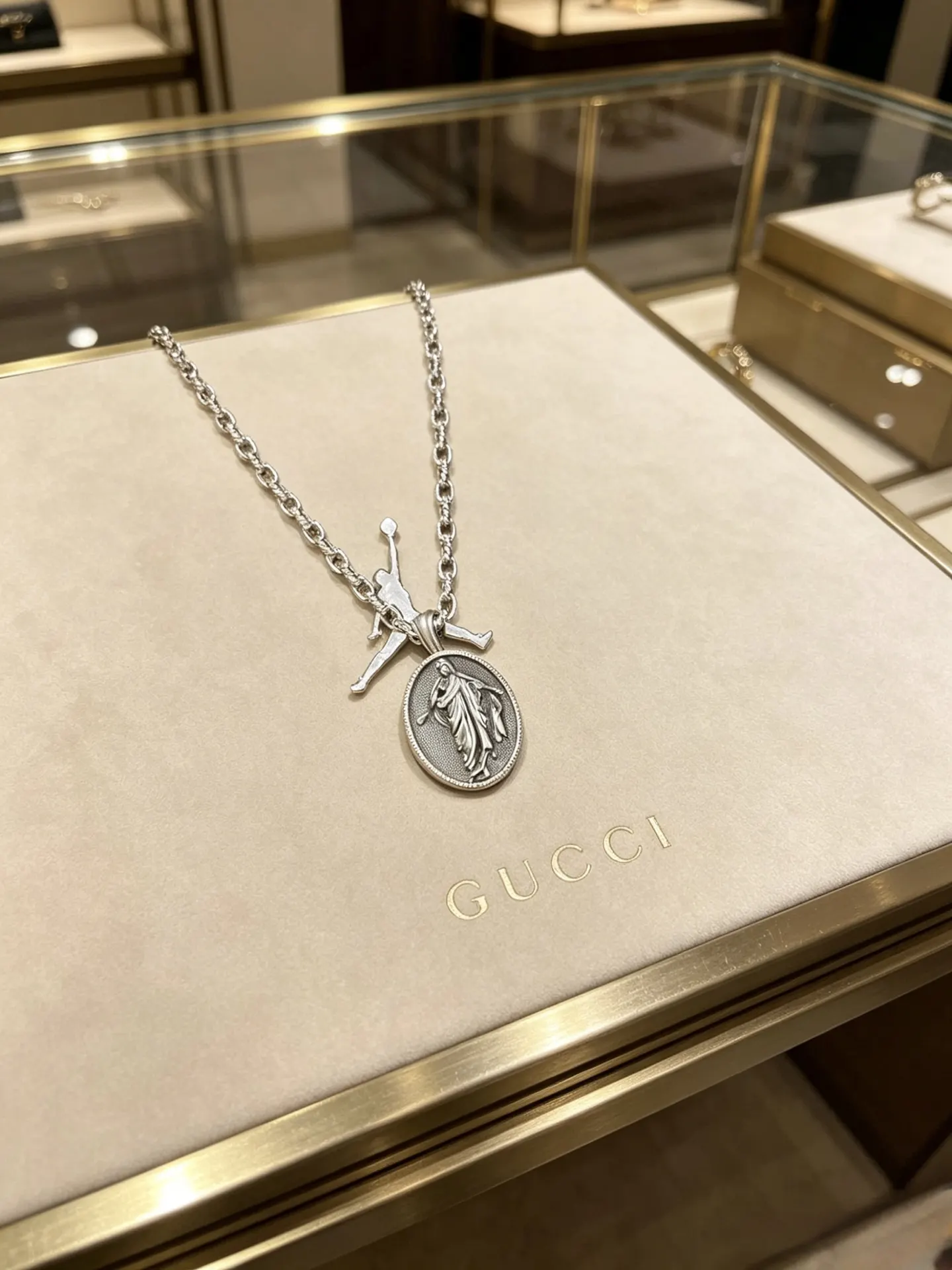 Gucci 链条包 单肩斜挎
