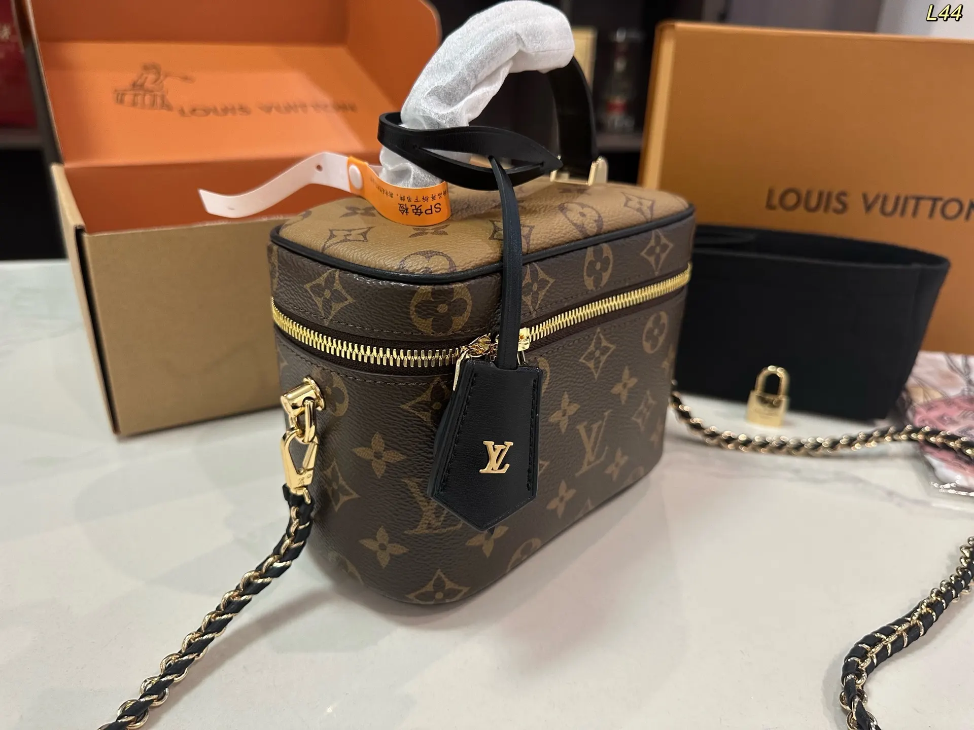 LV 拼色 无论手拎 單肩还是斜挎都很棒 是精致时髦的百搭款 简 斜背包 輕便斜挎款