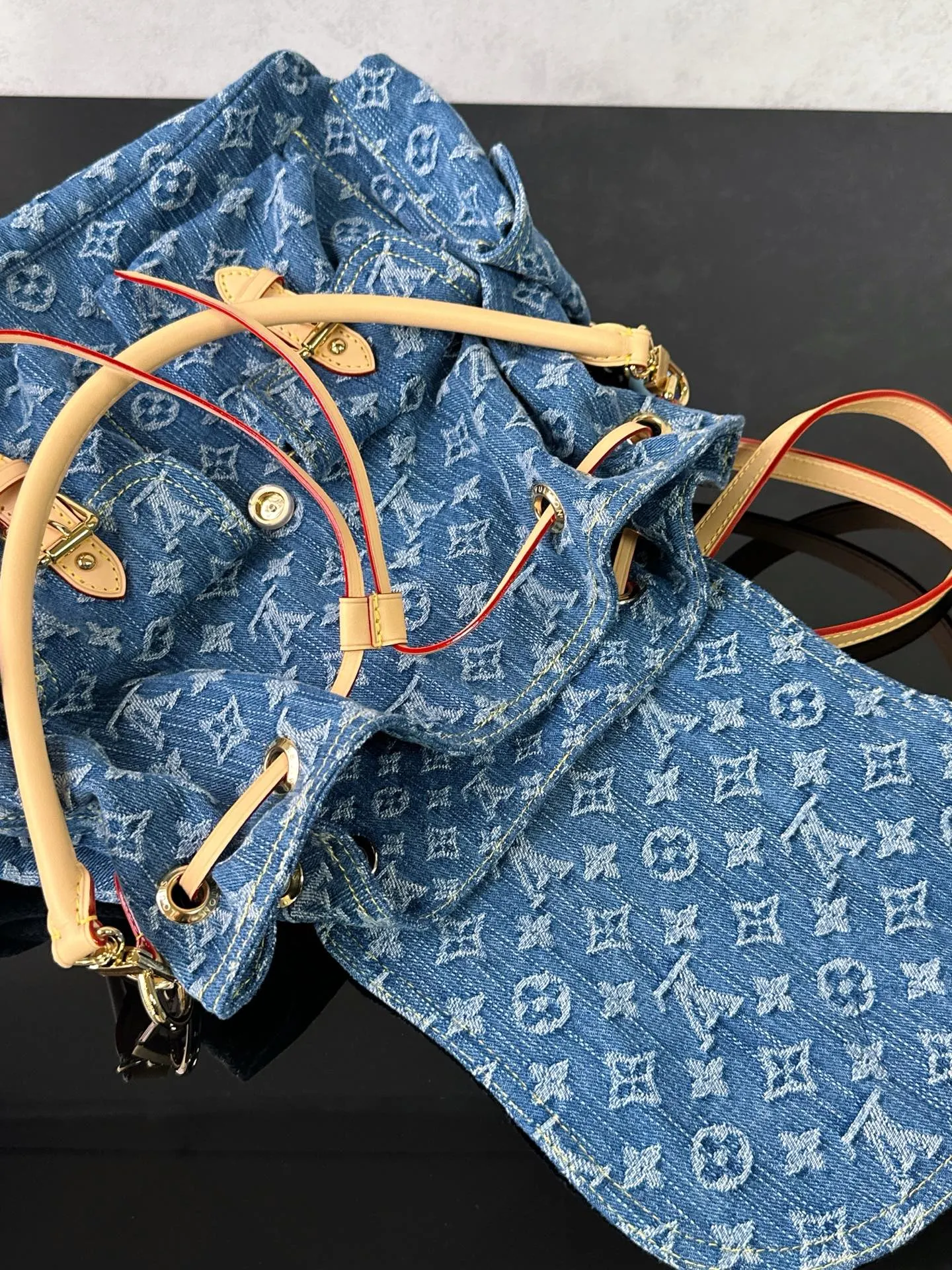 牛仔 質感升级 砂洗牛仔面料耐磨又抗造 植鞣 雙肩包 实用雙肩款