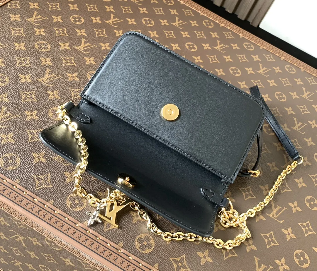 LV 黑色 杏色 牛皮 灵感源自品牌經典 Mo图案的装饰点缀其 鏈條包 精致鏈條款