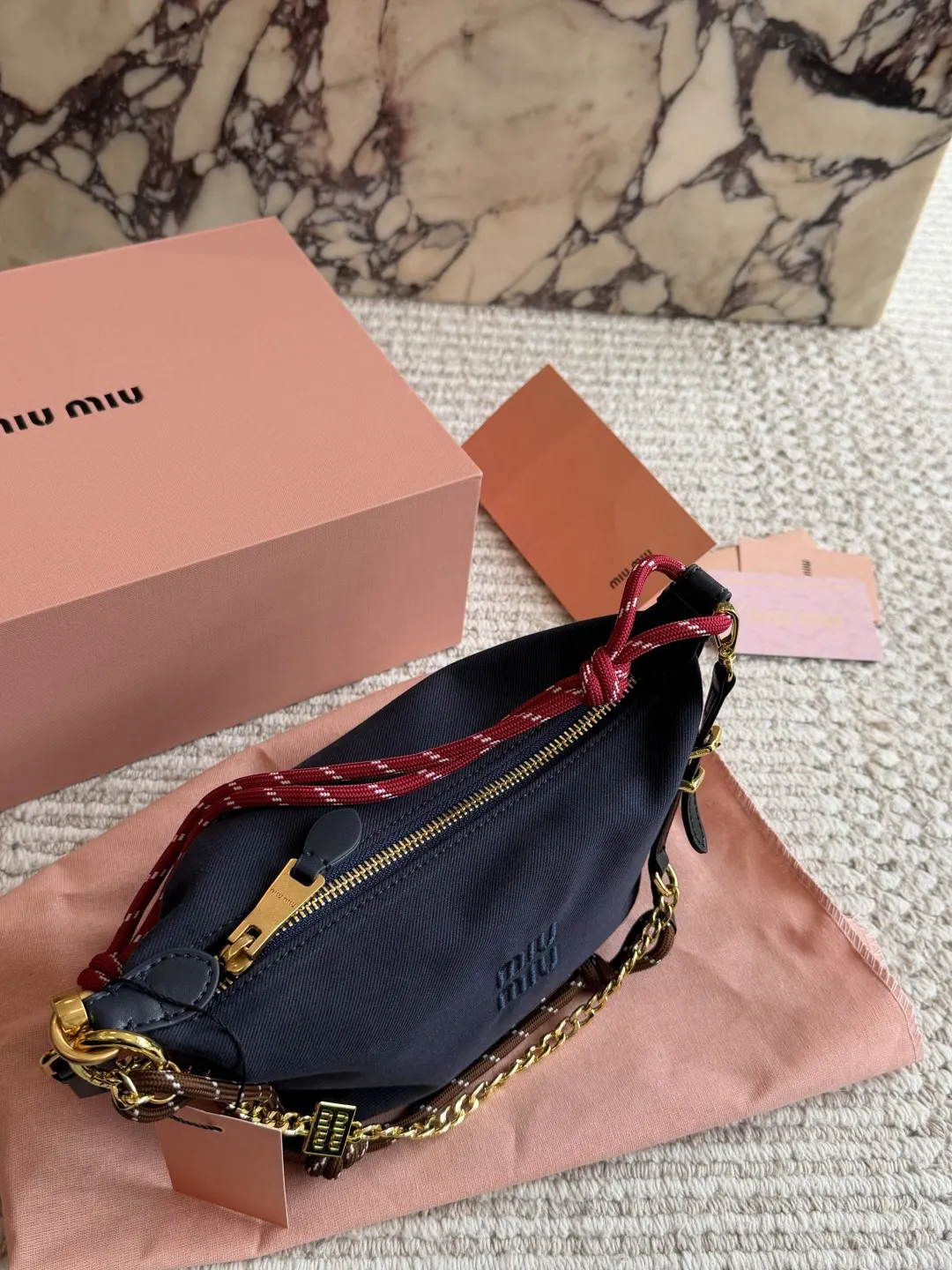 Miu 帆布 miumiu饭盒包 miumiu 这包时髦又能装 饭 手拿包 精致手拿款