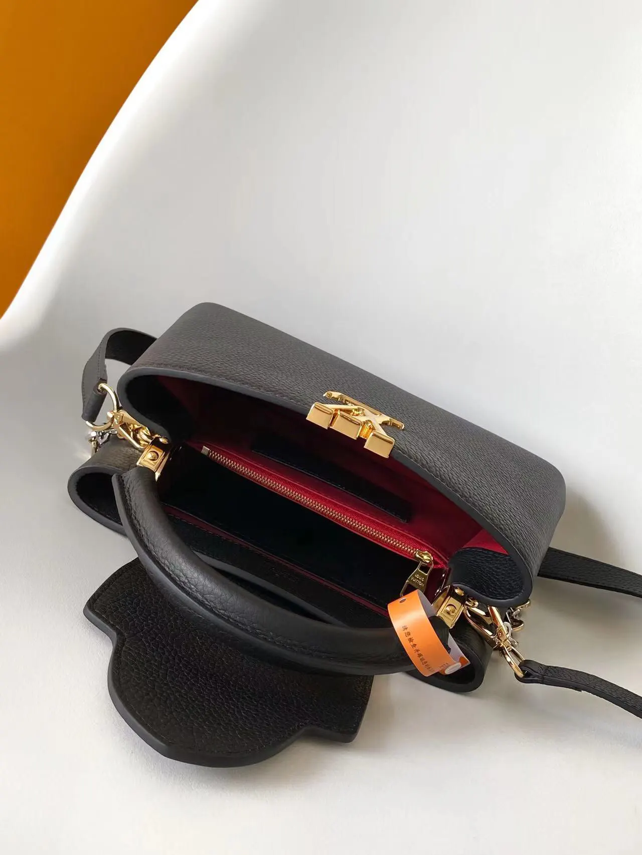 LV Capucines 黑色 米白 牛皮 鏈條包 精致鏈條款(數字9) LV Capucines 黑色 米白 牛皮 鏈條包 精致鏈條款(數字9)