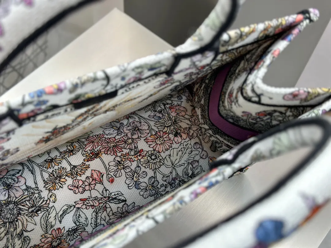使用大量不同颜色的花朵 打造出诗意的图案 每个角 托特包 大容量托特款