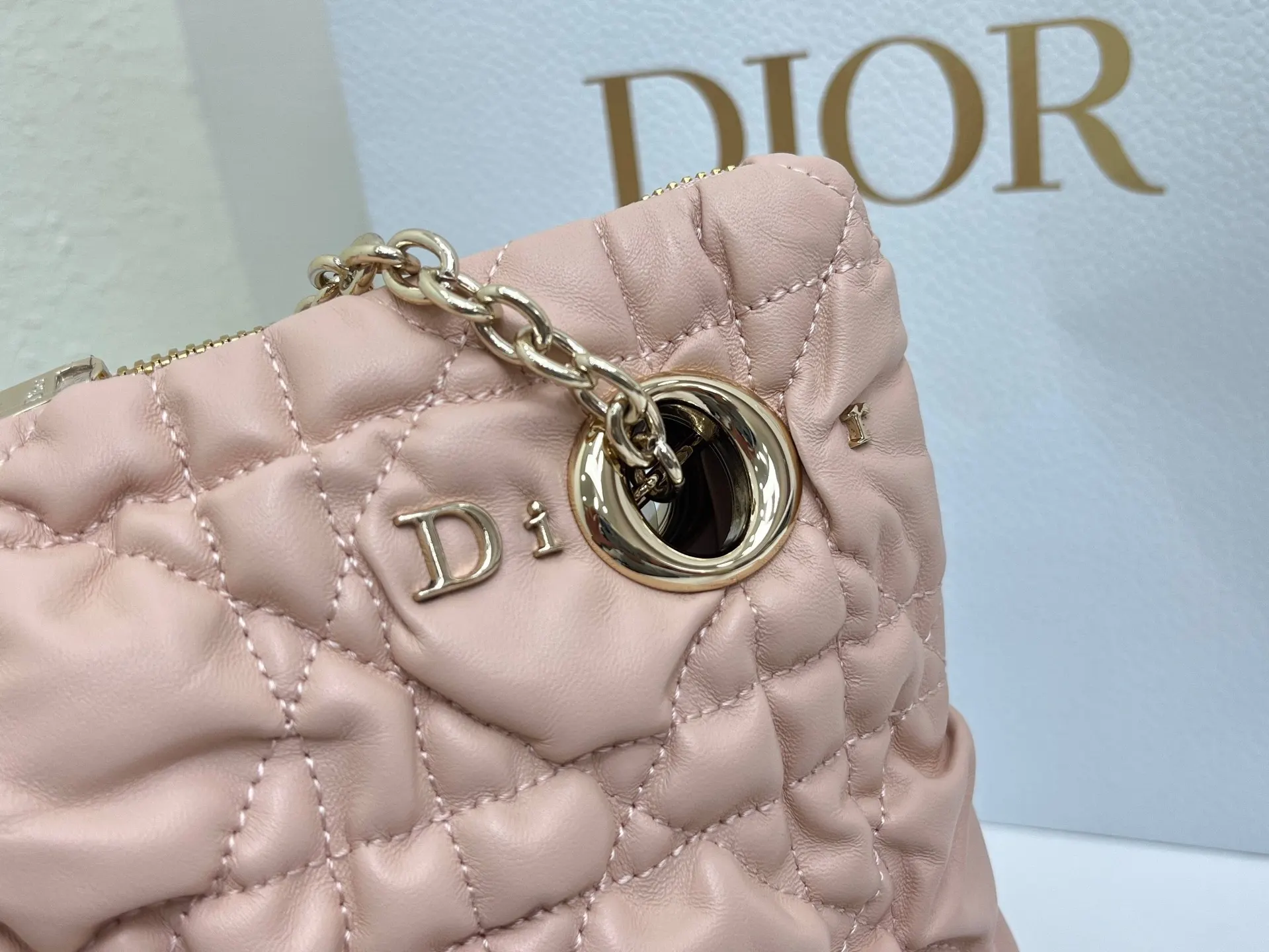 Dior 突显饰以蓬蓬超大藤格纹的新材质 为经典图案注入立体风 链条包 精致链条款