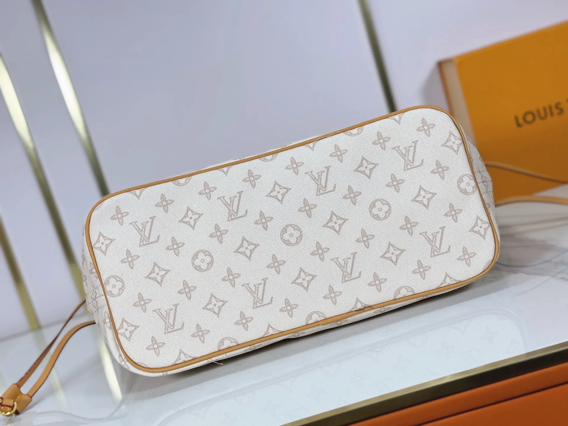 LV Neverfull 帆布 手拿包 精致手拿款