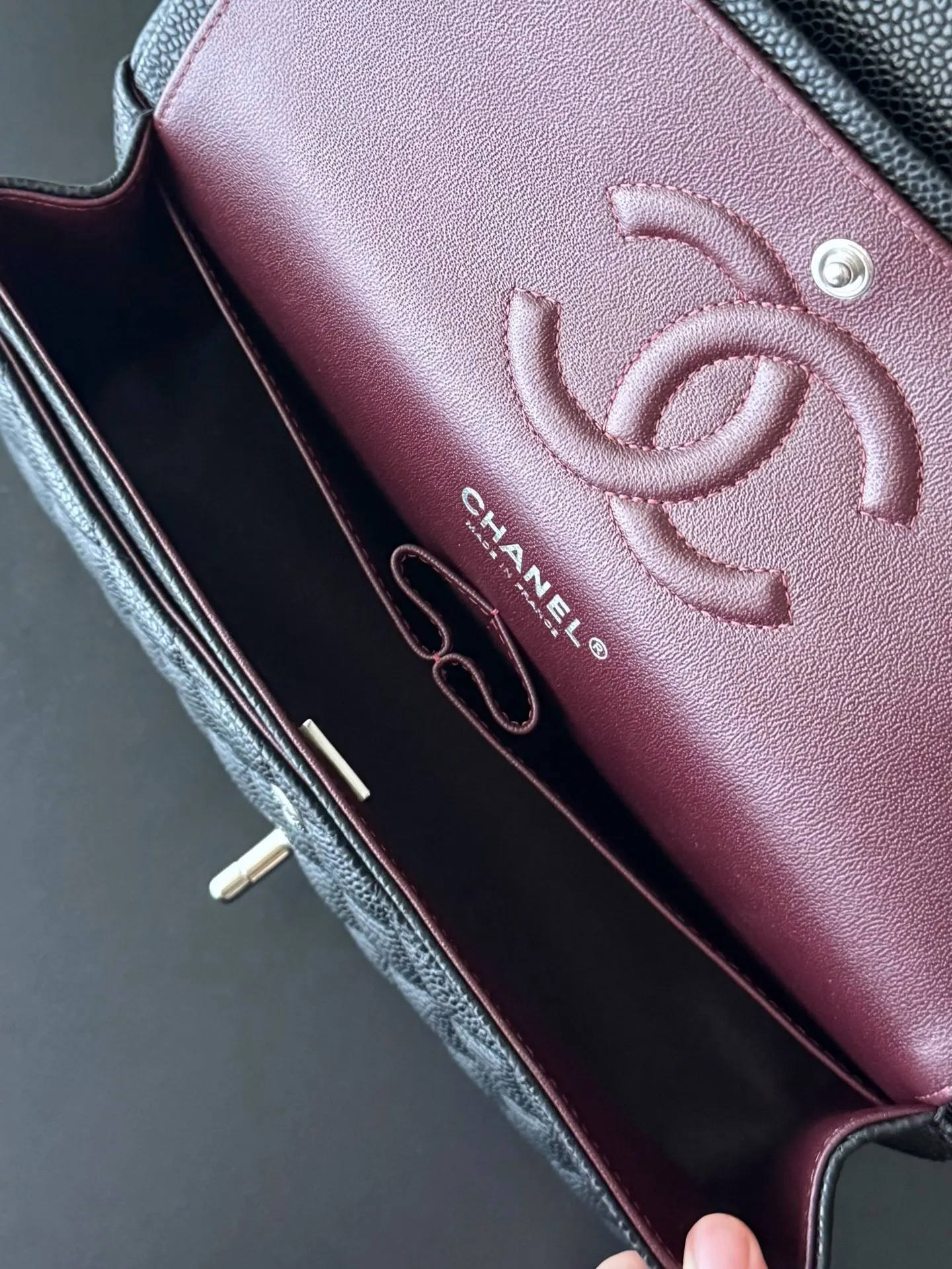 Chanel 深蓝色牛皮菱格链条包 金扣