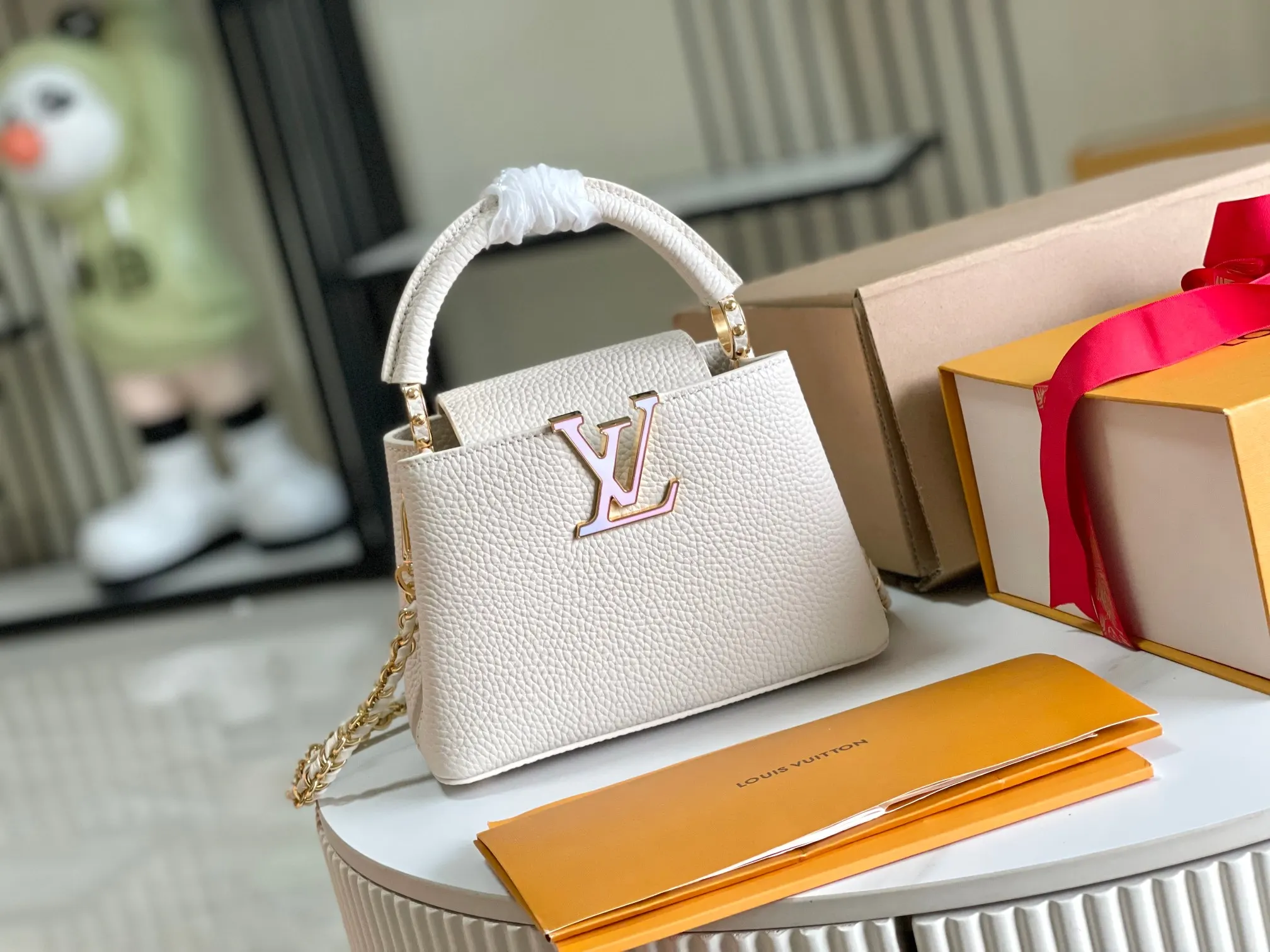 LV 皮革 鏈條可随心取下或调节 实现肩背和斜挎选择 鏈條包 精致鏈條款
