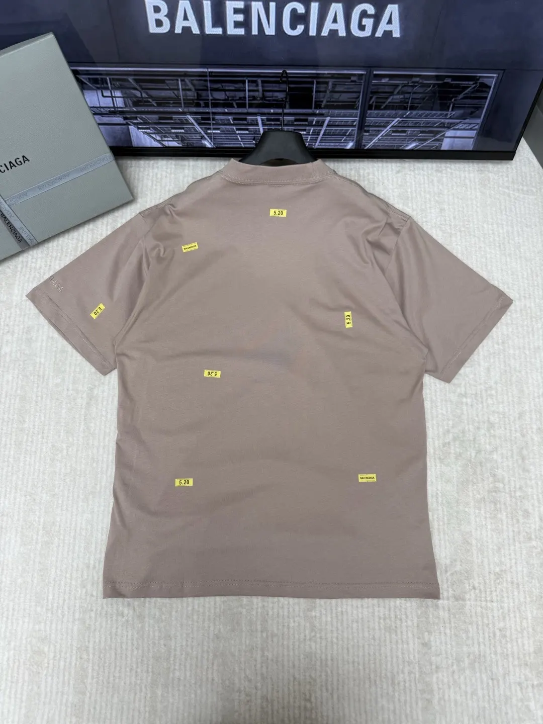 Balenciaga 純棉 短袖T恤 宽松休閒(數字2) Balenciaga 純棉 短袖T恤 宽松休閒(數字2)