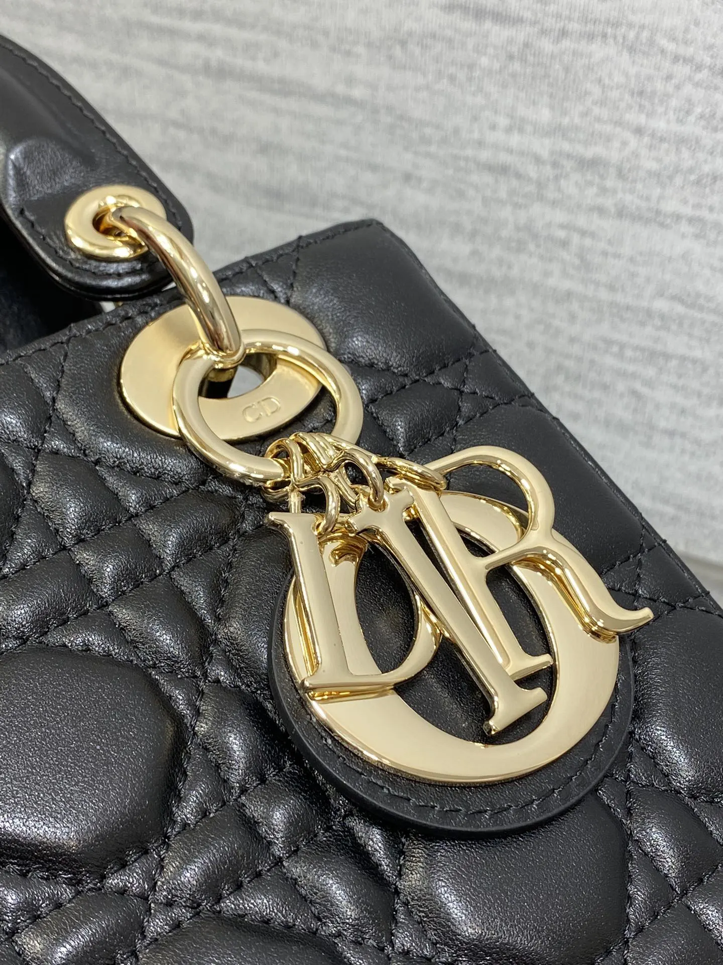 Dior Lady Dior Lady 黑色藤格手袋 宽肩带