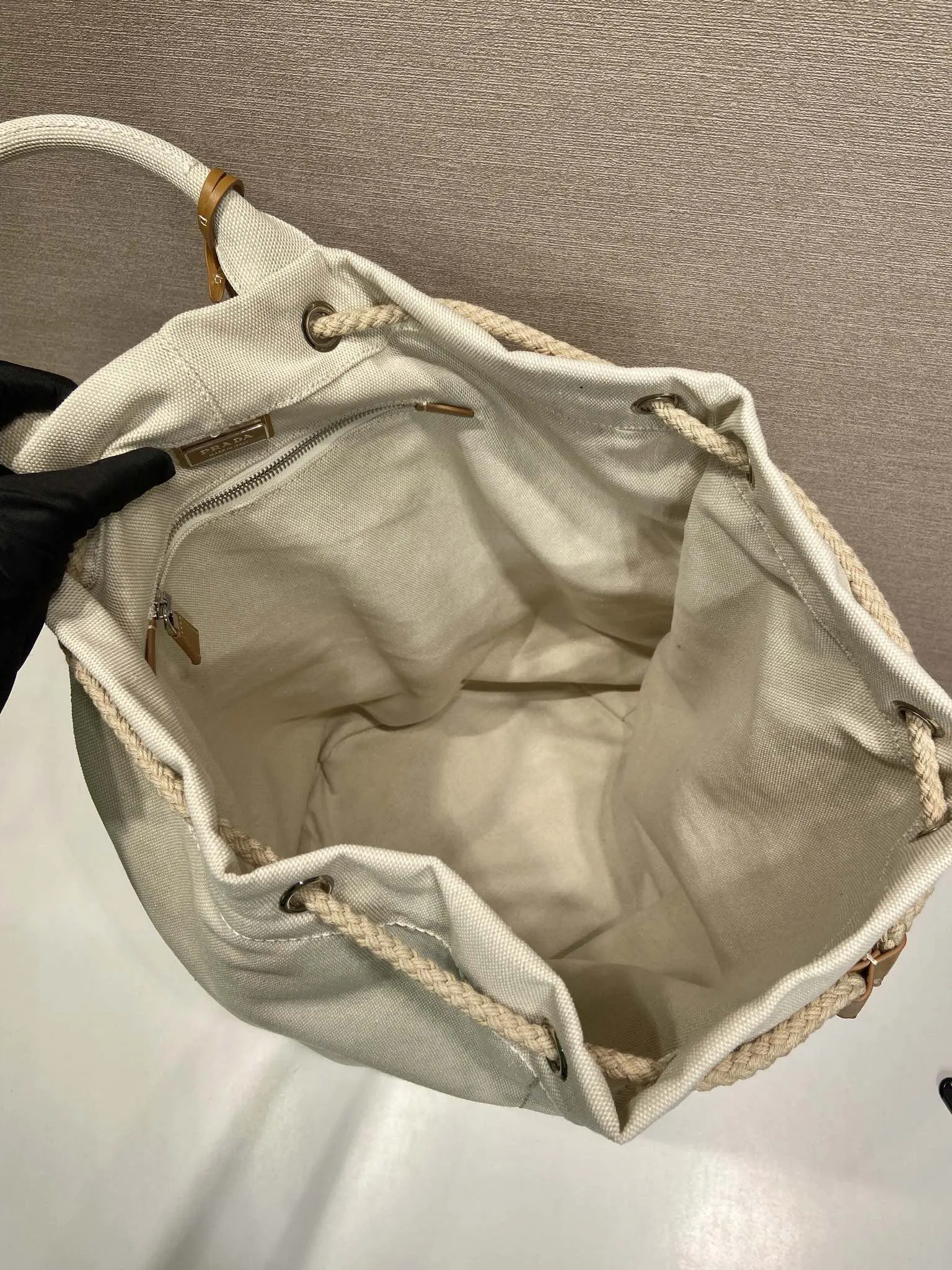 皮革 同色字母徽标刺绣注入独特经典格调 旅行包 大容量旅行款