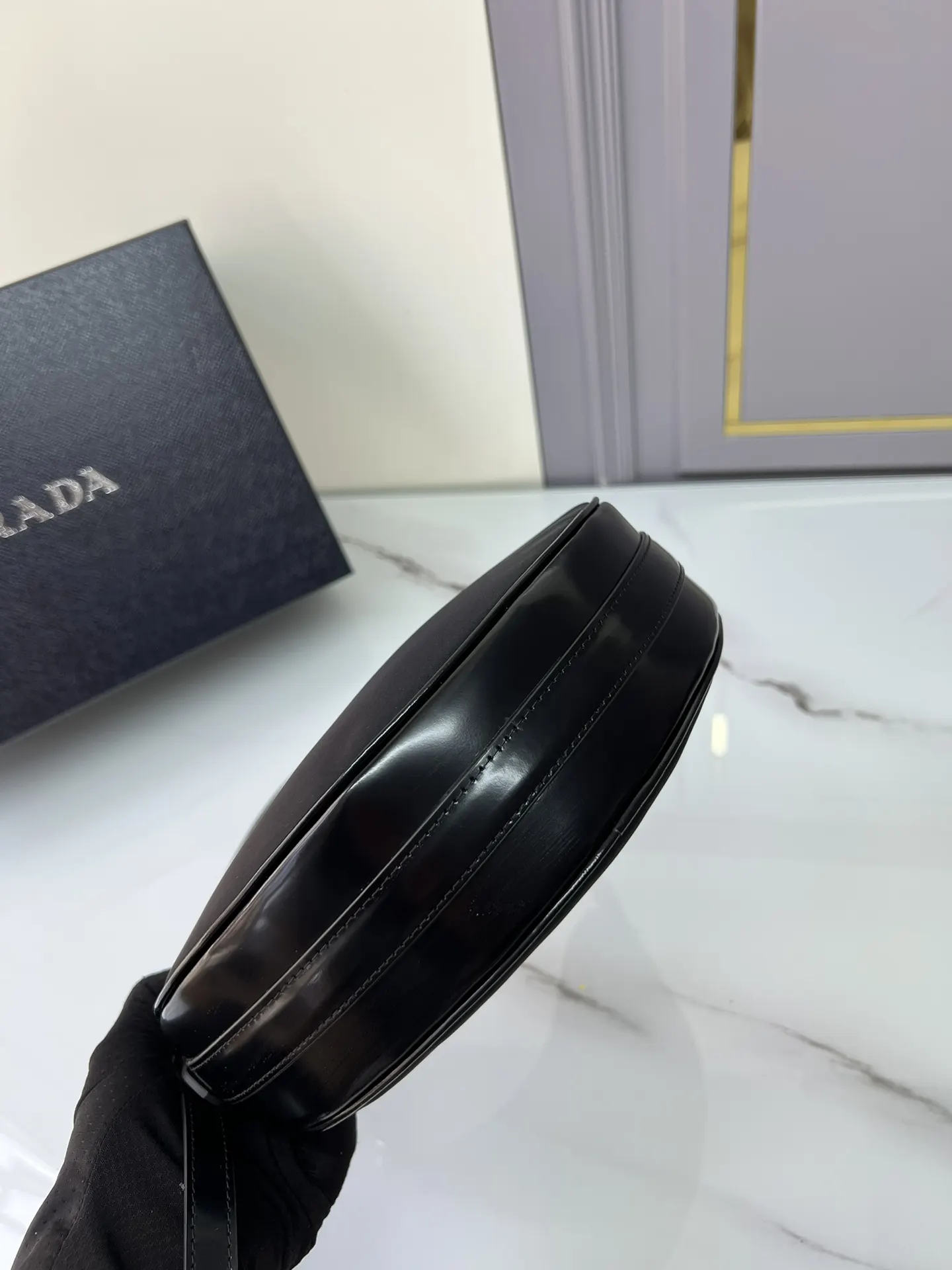 Prada 尼龙 牛皮 羊皮 双肩背包 轻便实用