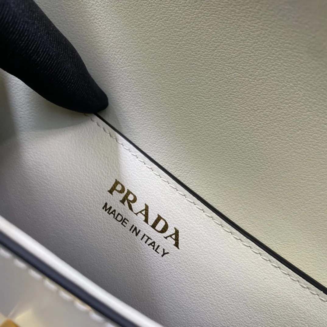 Prada 牛皮 三角标 斜挎包