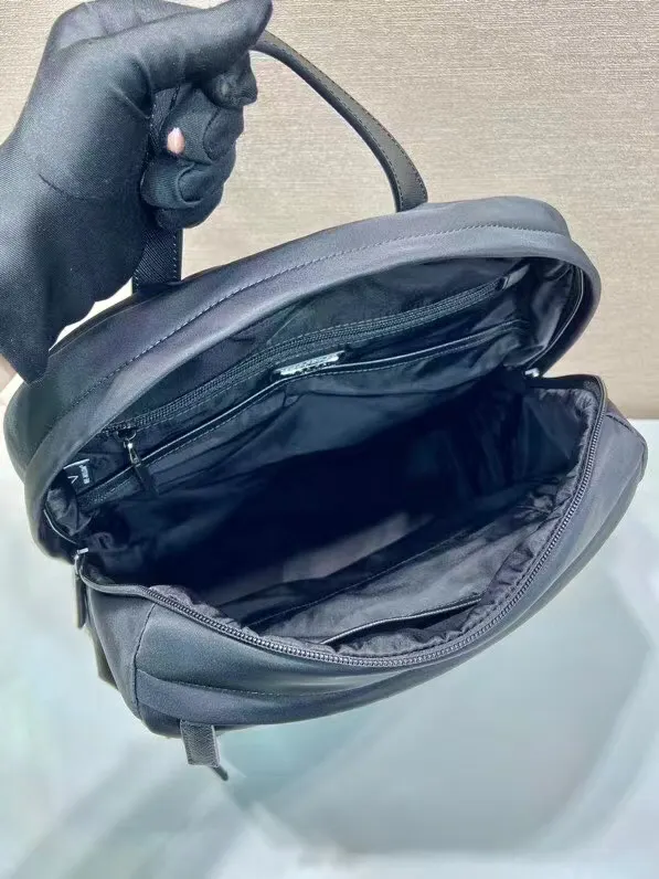 Prada 尼龙 十字纹牛皮 三角标 双肩背包 轻便实用