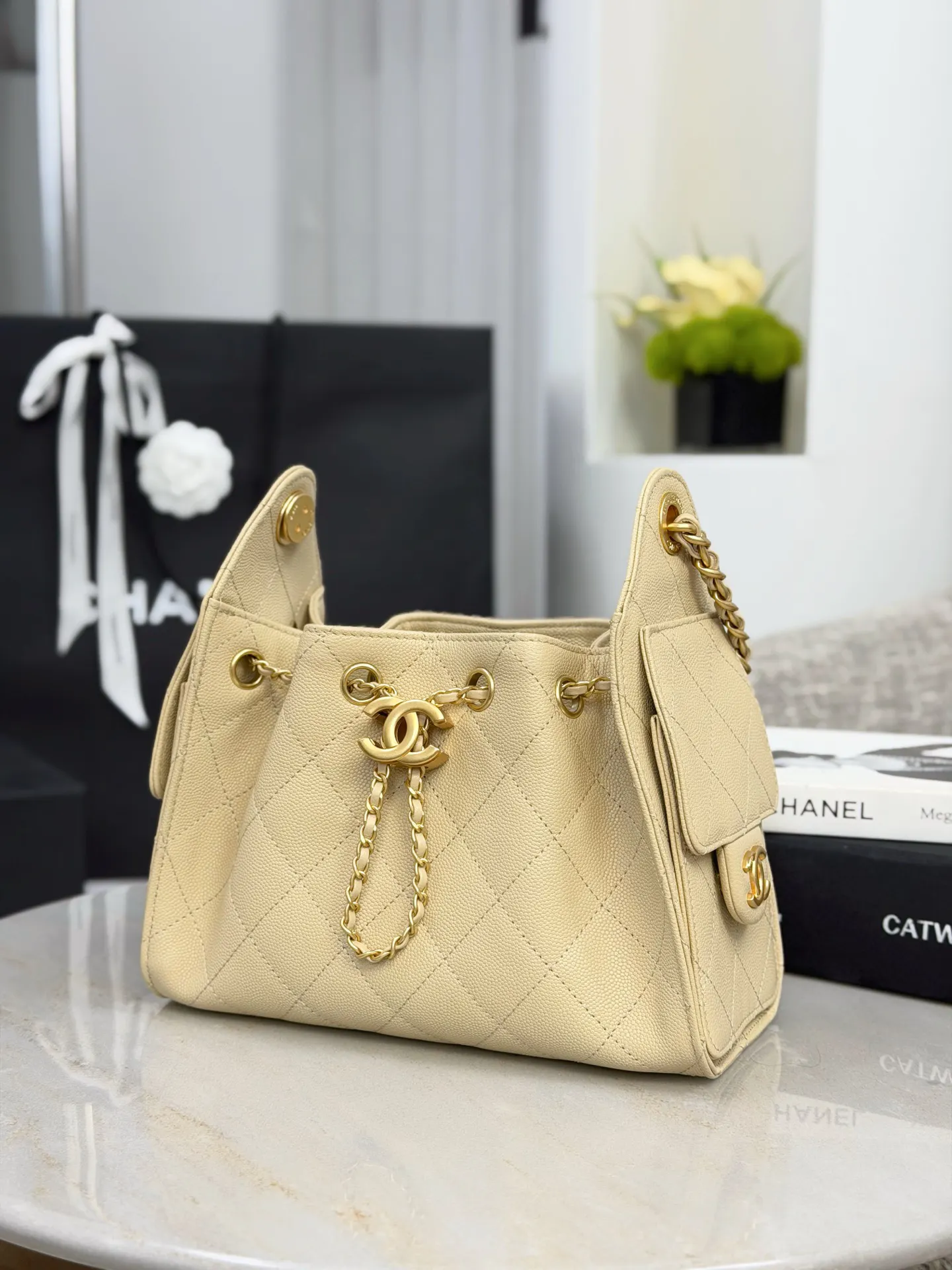 Chanel 22 金色 皮革 斜背包