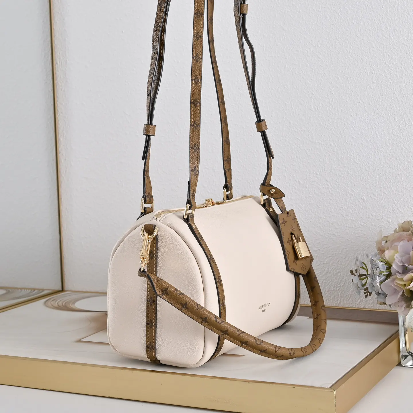 LV black and white color scheme handbag Image 2 LV black and white color scheme handbag Image 2