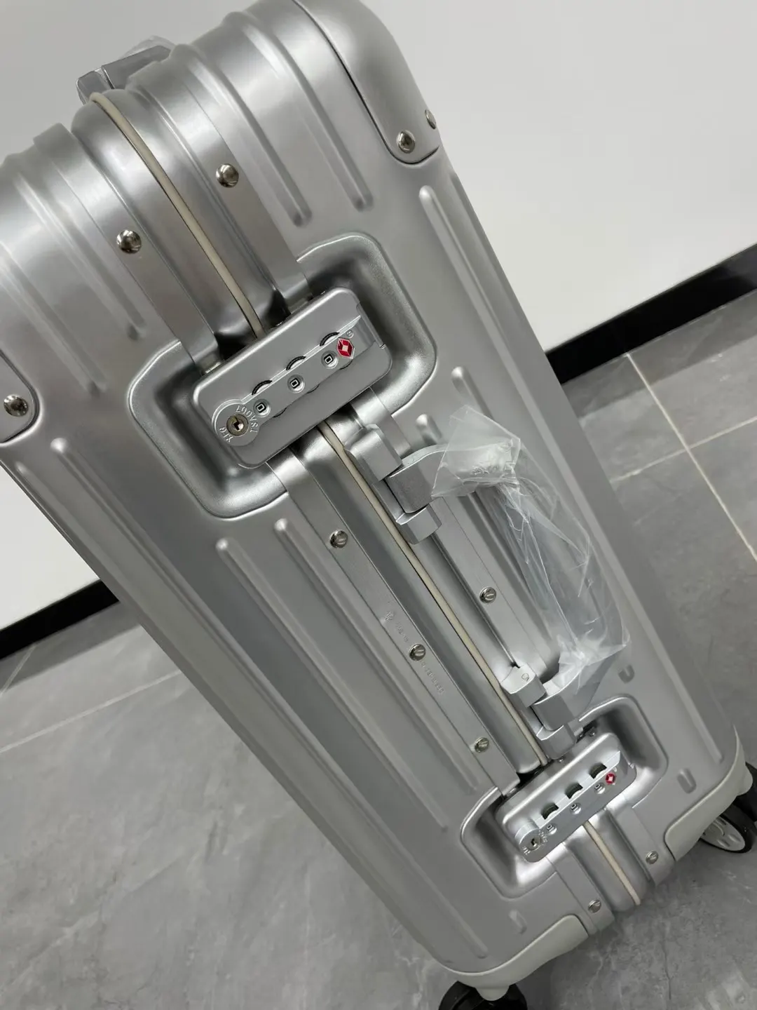 Rimowa Black Silver Suitcase Travel Lightweight Image 8 Rimowa Black Silver Suitcase Travel Lightweight Image 8