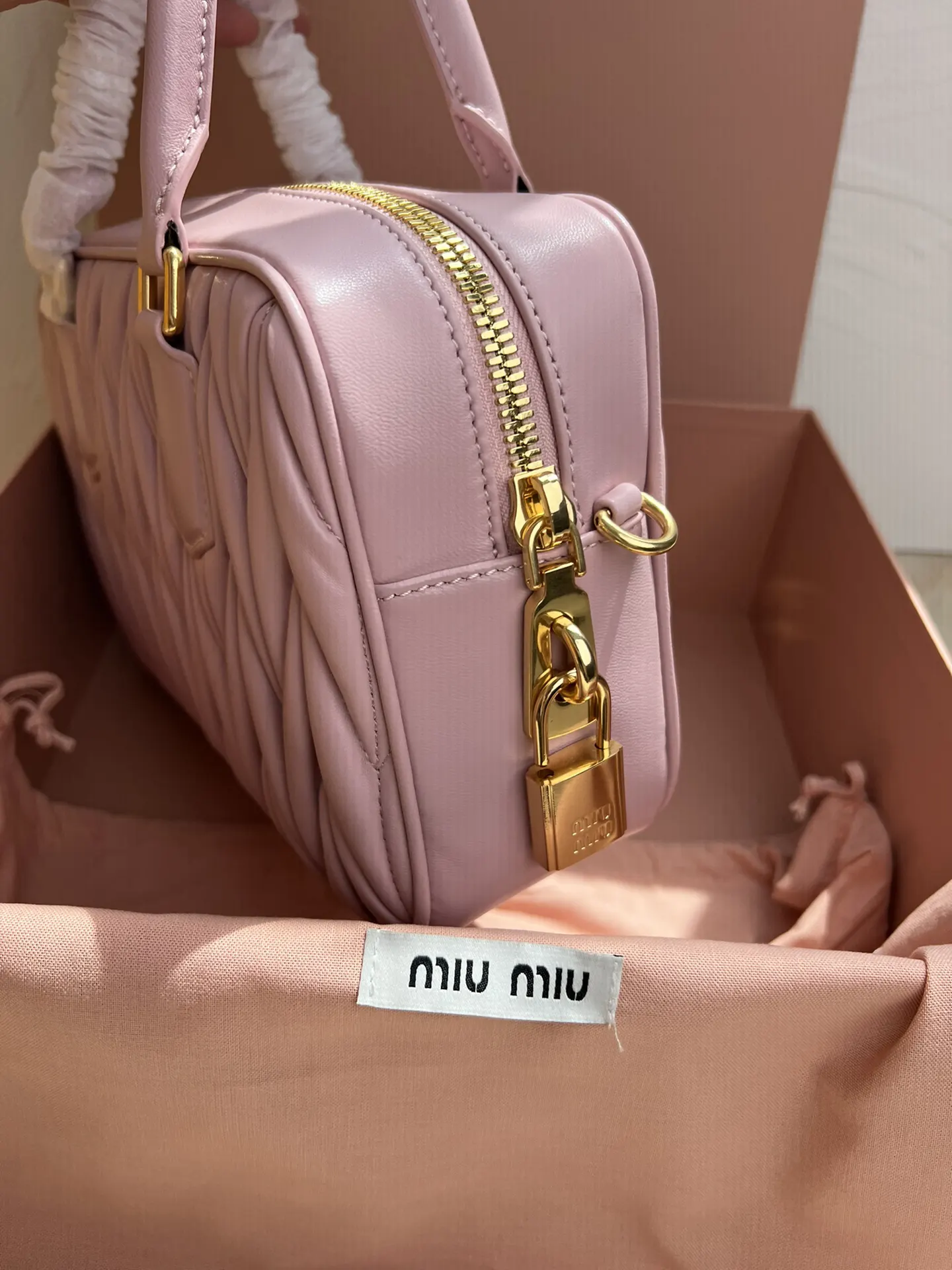 Miu 羊皮 斜背包 輕便斜挎款
