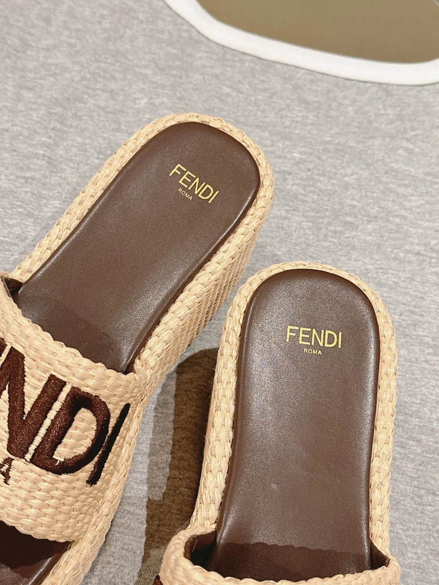 Fendi 厚底 拖鞋 轻便舒適款(數字4) Fendi 厚底 拖鞋 轻便舒適款(數字4)