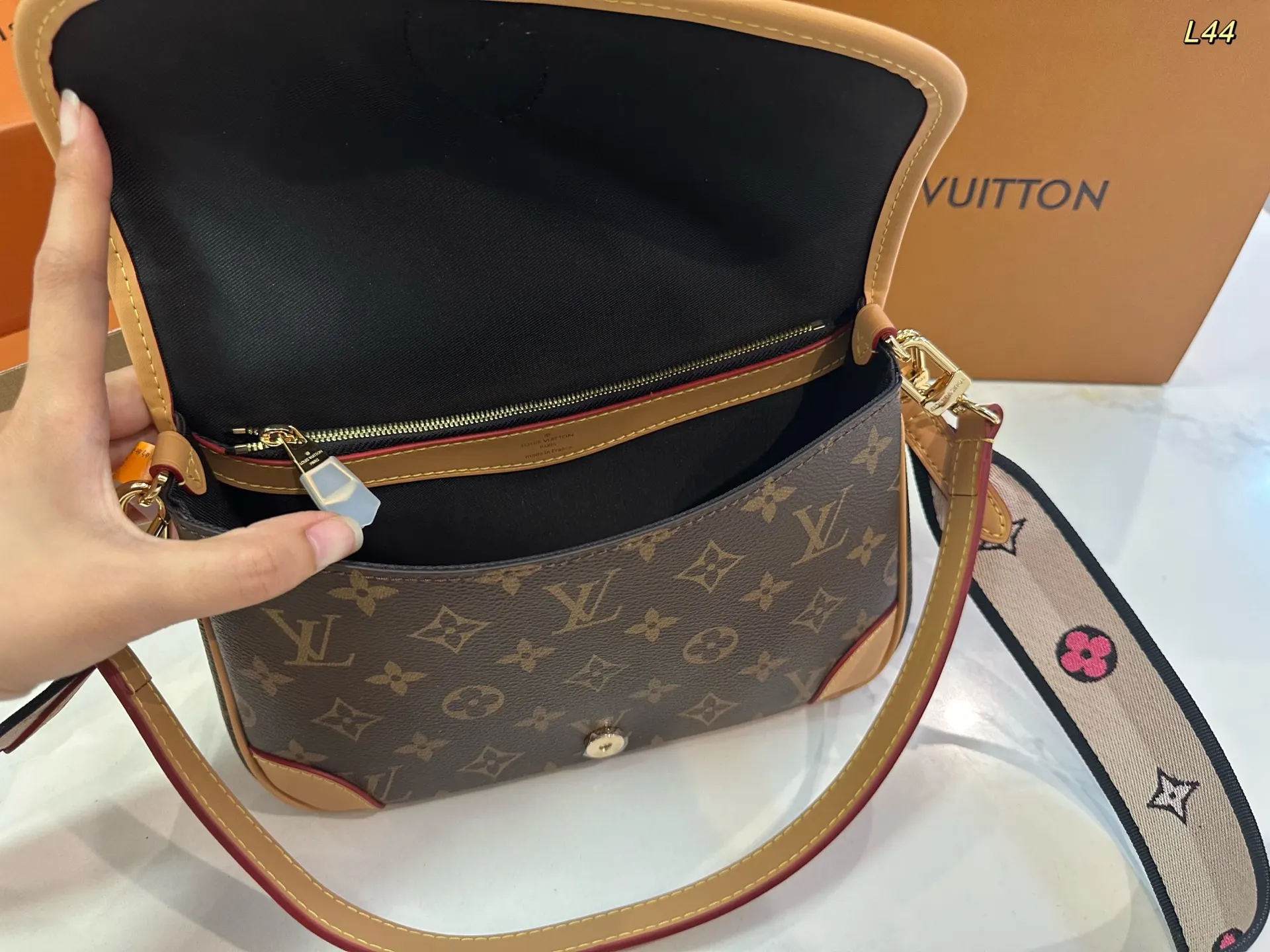 LV 双肩包 实用双肩款