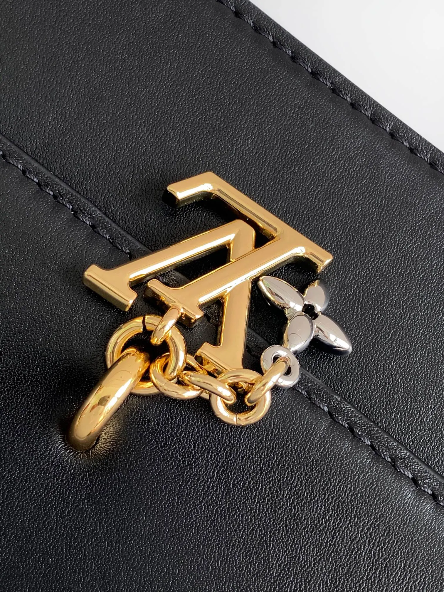 LV 黑色 杏色 牛皮 灵感源自品牌經典 Mo图案的装饰点缀其 鏈條包 精致鏈條款