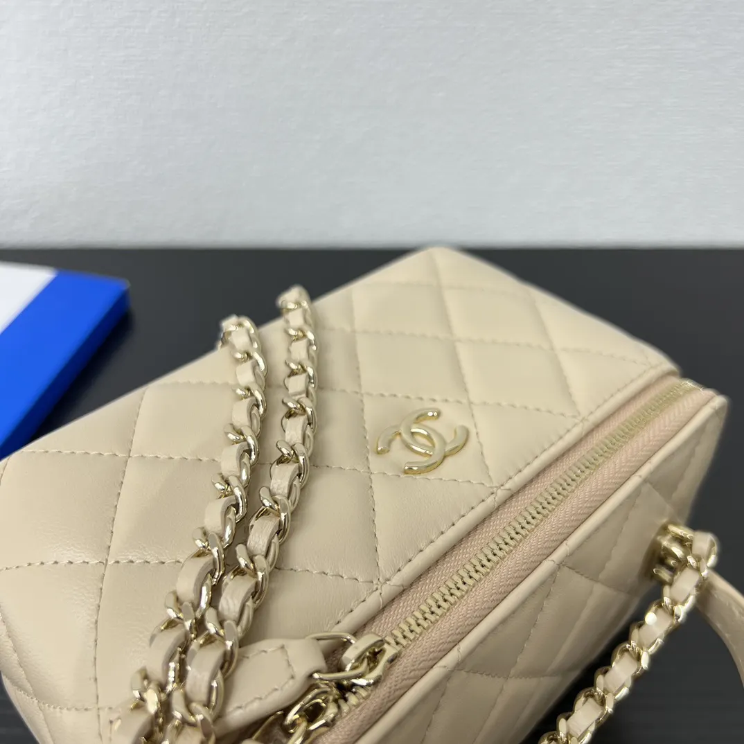 CHANEL 19 Bag 米色羊皮菱格链条包 金链款