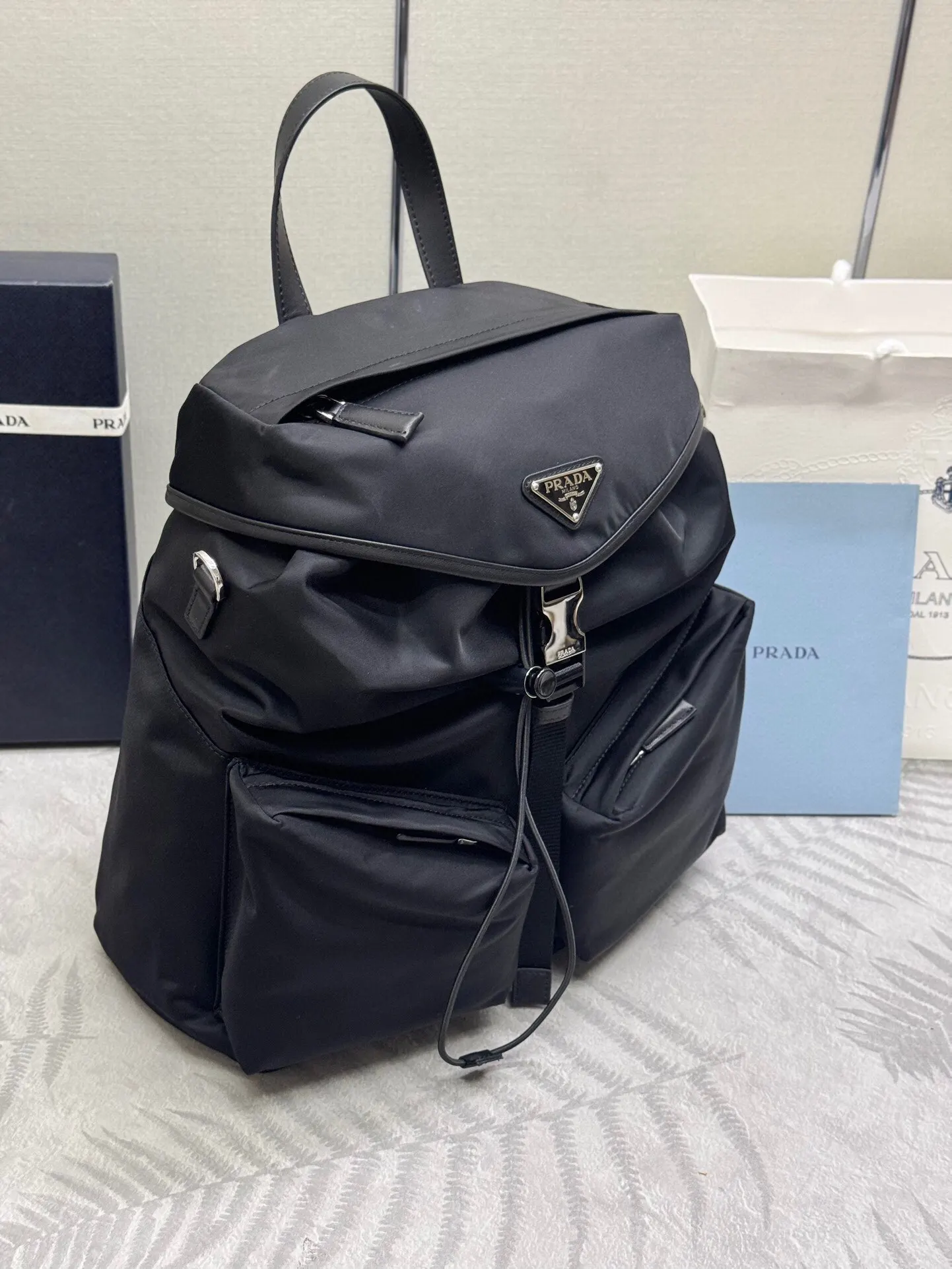 Prada 尼龙 牛皮 双肩背包 轻便实用