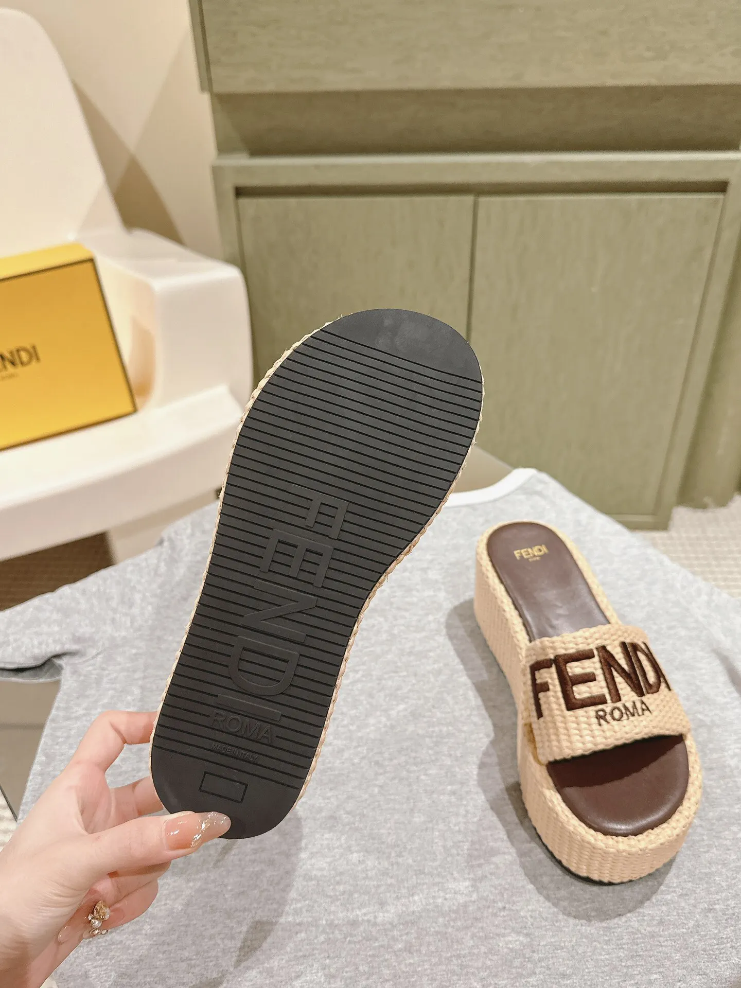 Fendi 厚底 拖鞋 轻便舒適款(數字6) Fendi 厚底 拖鞋 轻便舒適款(數字6)