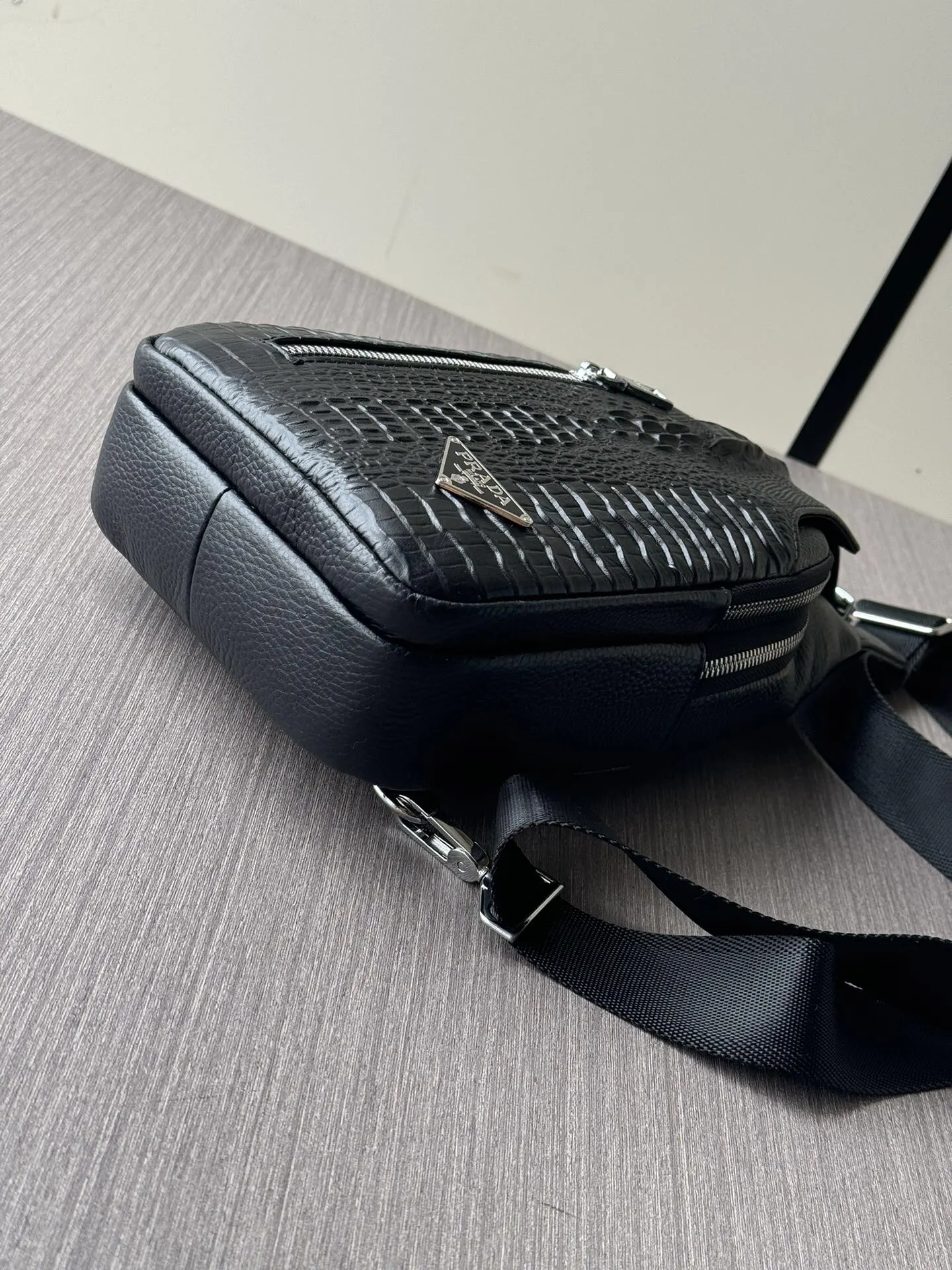 Prada 黑色 鳄鱼皮 牛皮 腰包 轻便实用
