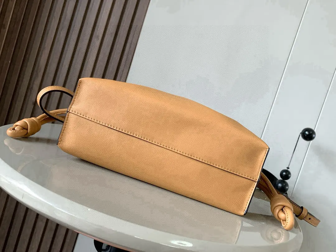 Loewe 小牛皮 托特包 大容量托特款(數字2) Loewe 小牛皮 托特包 大容量托特款(數字2)