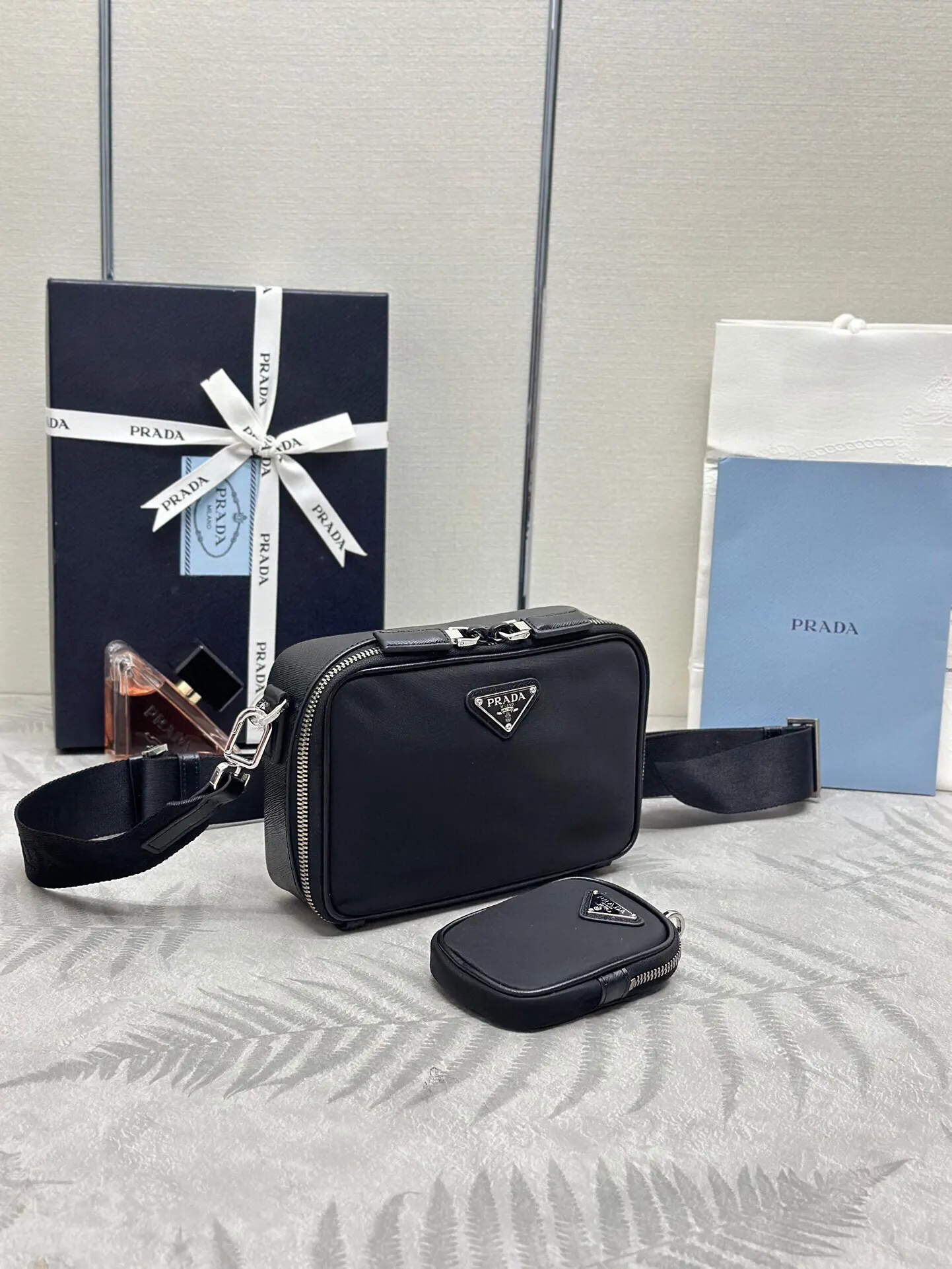 Prada Re-Nylon 2VH070 皮革 Saffiano 十字纹 斜挎包