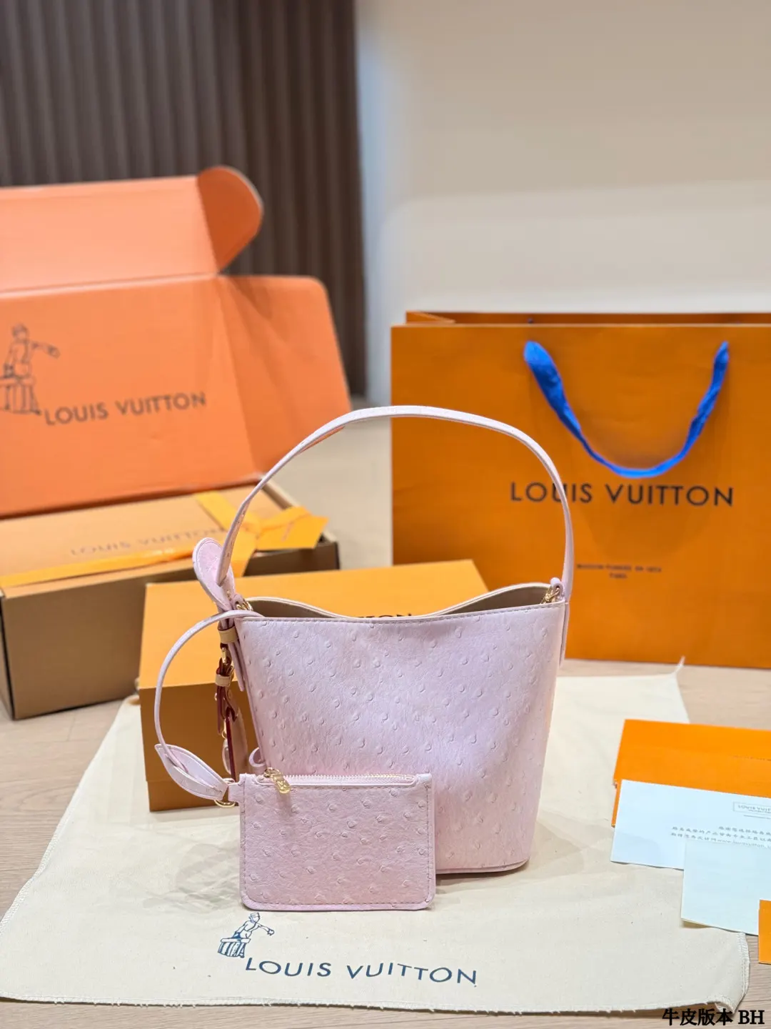 LV 粉色 牛仔 牛皮 經典水桶造型 弧形手柄 手提或斜挎都很时髦 水桶包 休閒水桶款