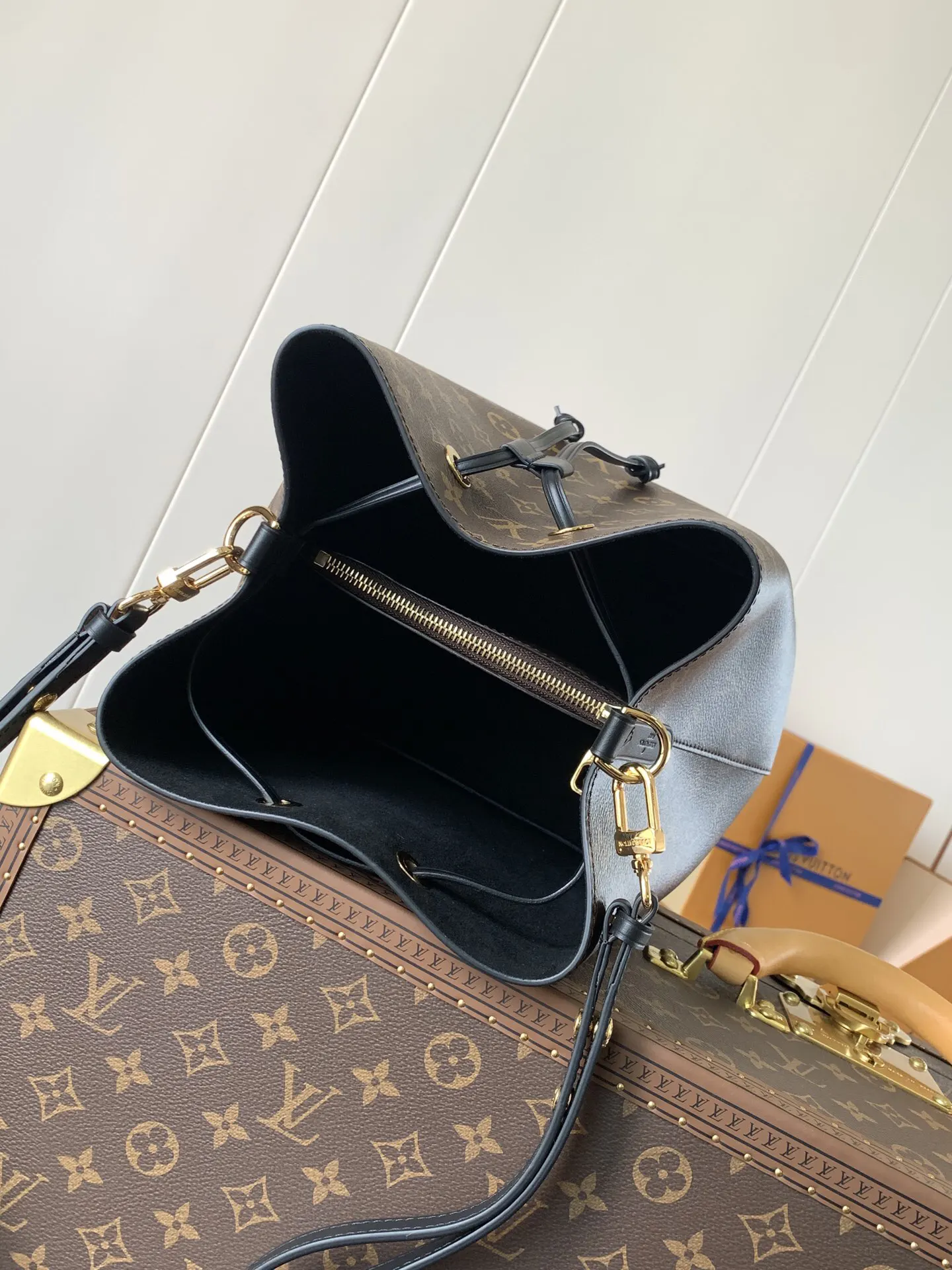 LV 牛皮 Mo涂层帆布一光滑牛皮饰边一超细纤维内 水桶包 休閒水桶款(數字9) LV 牛皮 Mo涂层帆布一光滑牛皮饰边一超细纤维内 水桶包 休閒水桶款(數字9)