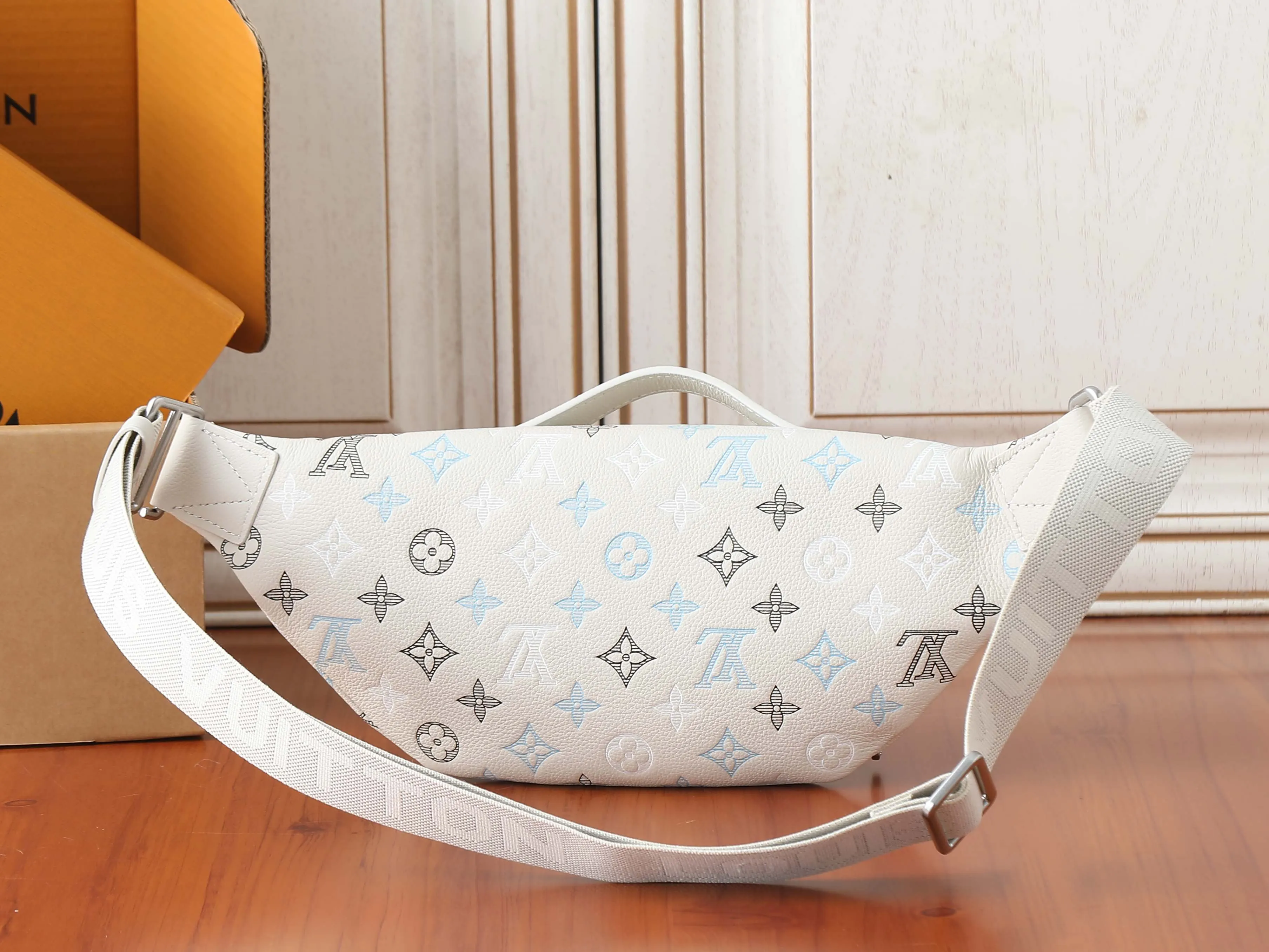 LV 牛皮 束带拥有细腻织纹和撞色标识 方便系在腰部 肩背或斜挎 腰包 休閒腰包款