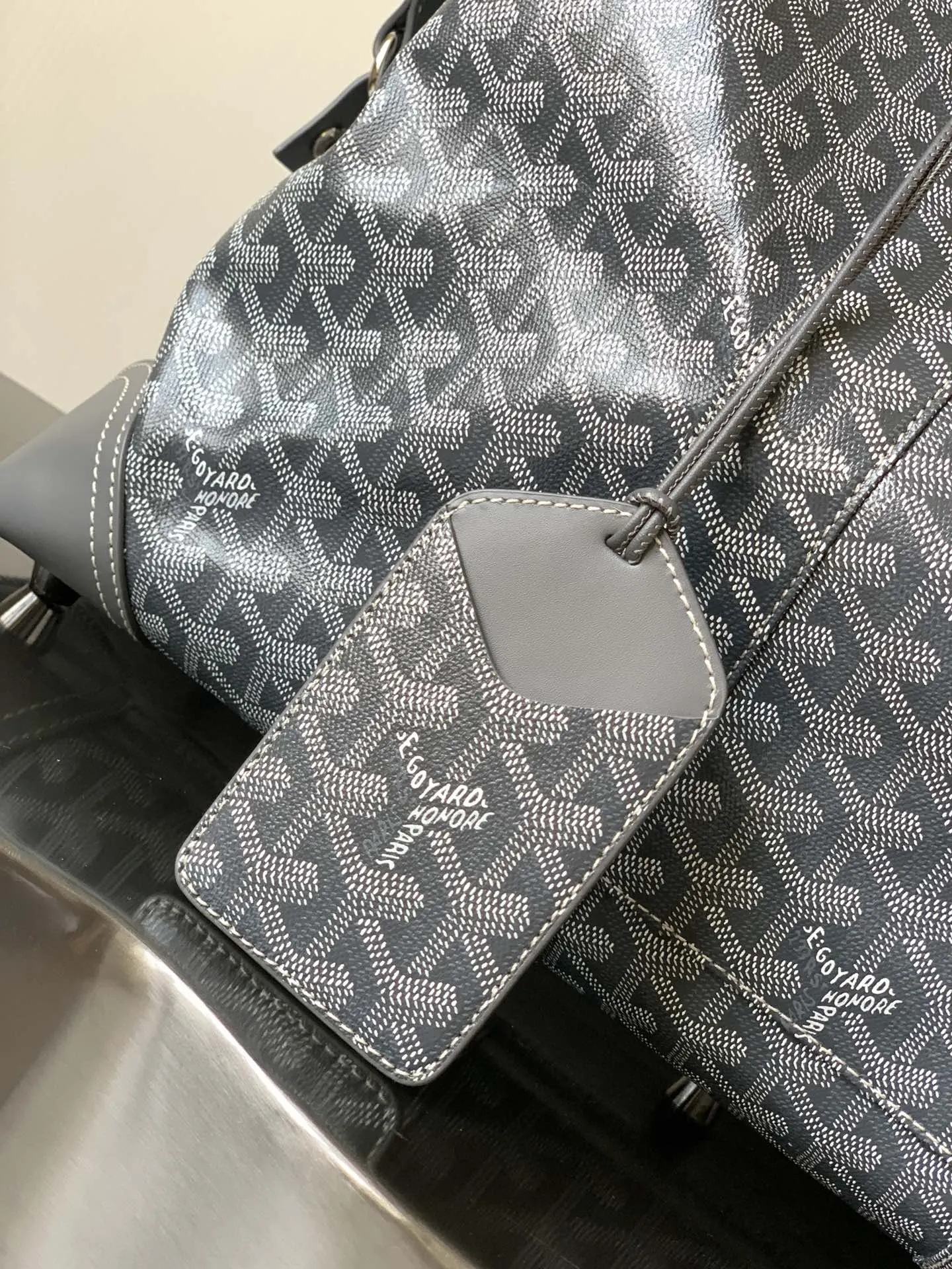 Goyard 灰色 它的提手可调节长度 可确保手提时的舒適度 并且开口两 旅行袋 大容量旅行款