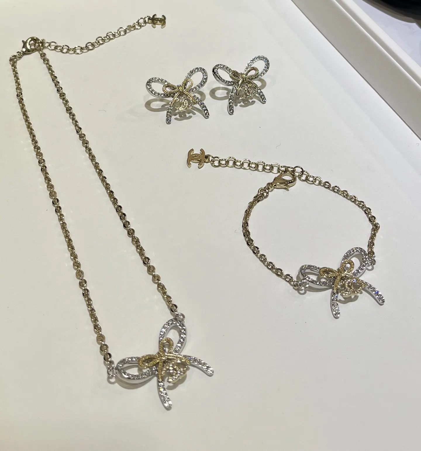 Chanel 拼色 双C 满钻 蝴蝶 耳钉 小巧点缀 耳饰