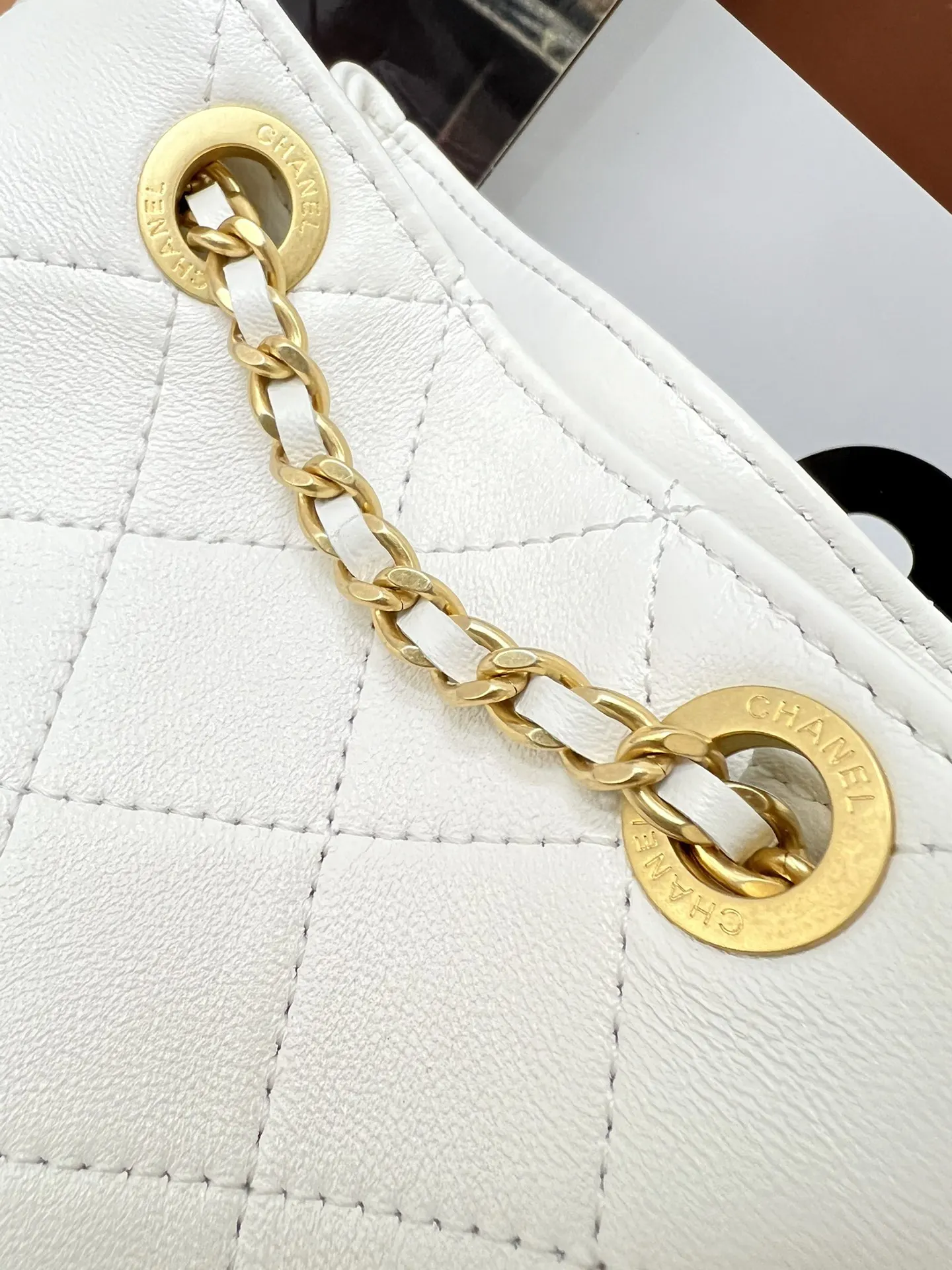 CHANEL 白色小羊皮菱格链条双肩包 休闲款