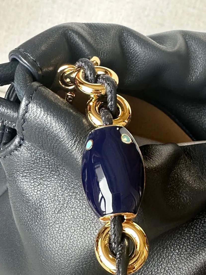 Loewe 羊皮 手袋为新 特别系列作品 鏈條包 精致鏈條款