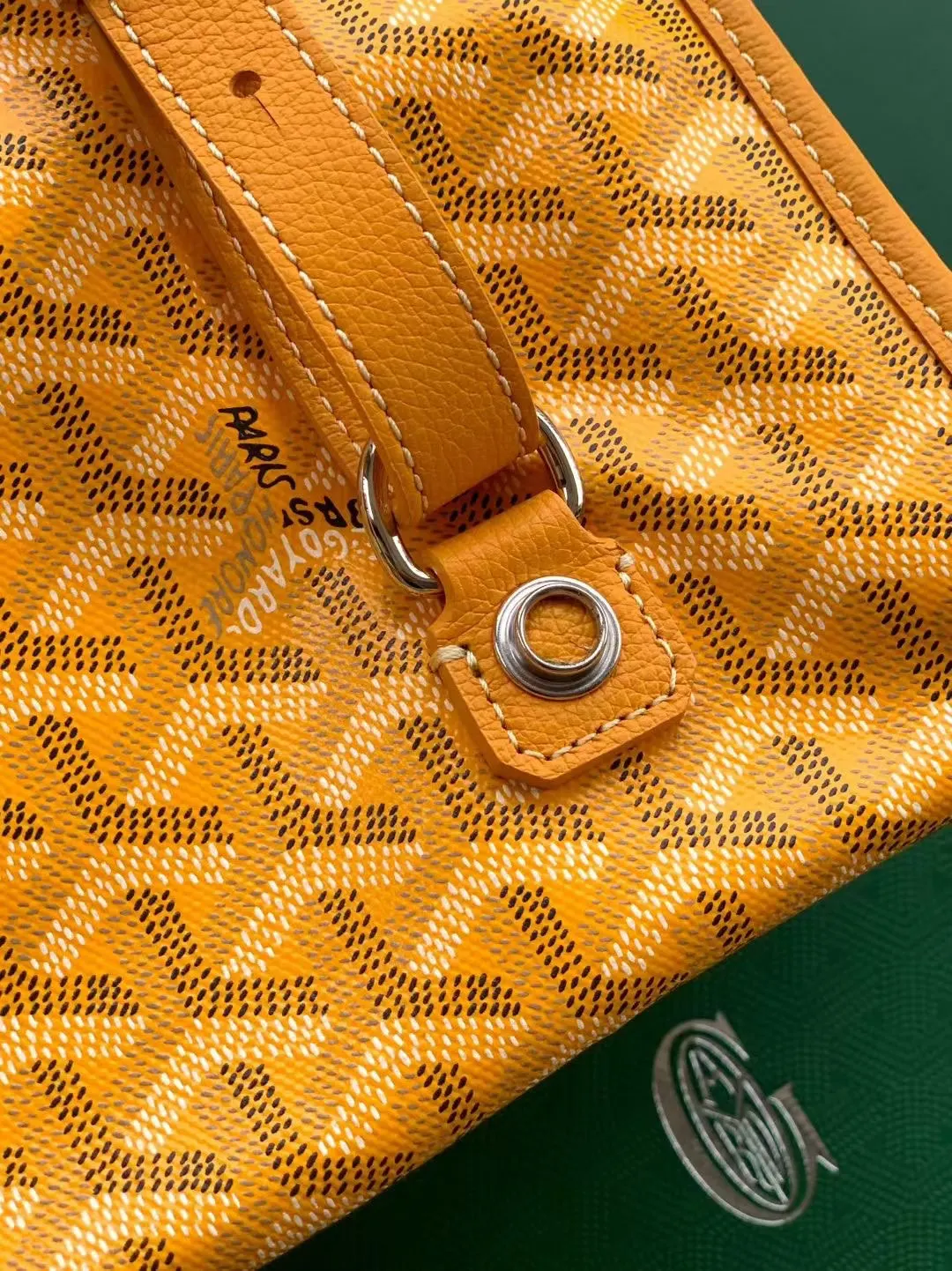 Goyard 黃色 利用位于包背面的按扣可以将它完全折叠 轻松存放入手提 雙肩包 实用雙肩款