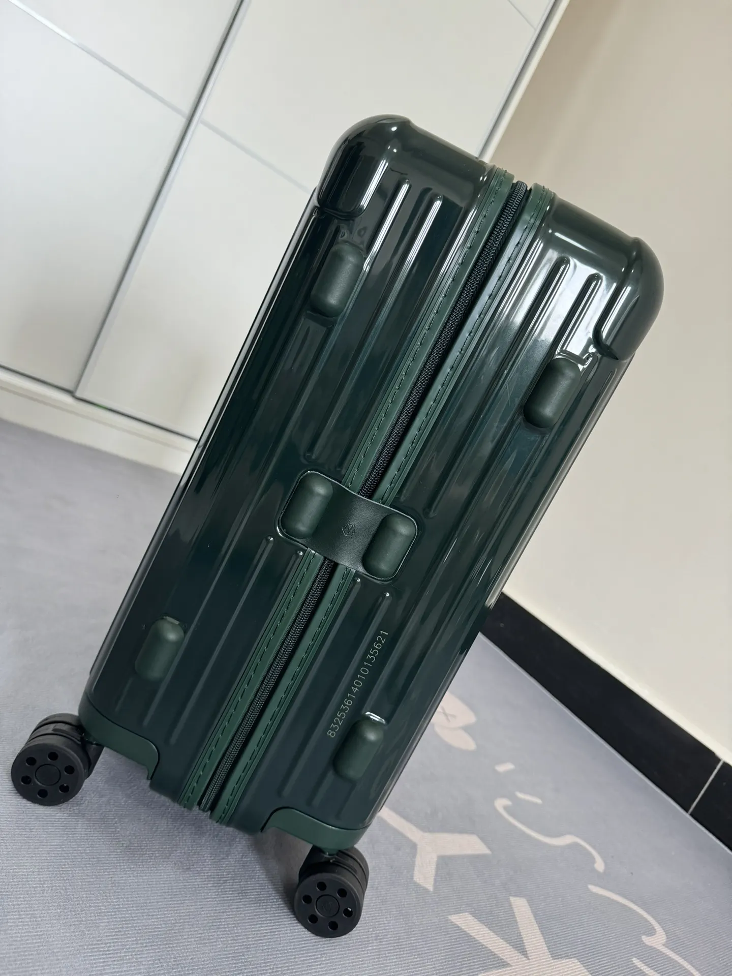 黑色 白色 Essential系列 墨绿 尺寸 行李箱 旅行拉杆款 轻便出行款