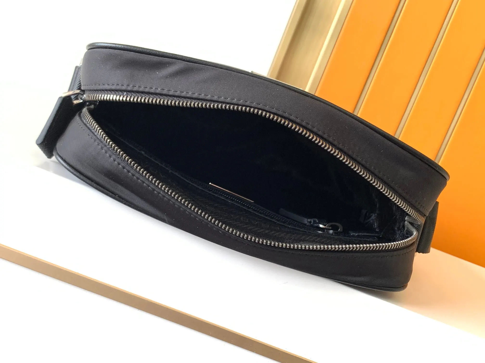 Prada 2VQ002 皮革 斜背包