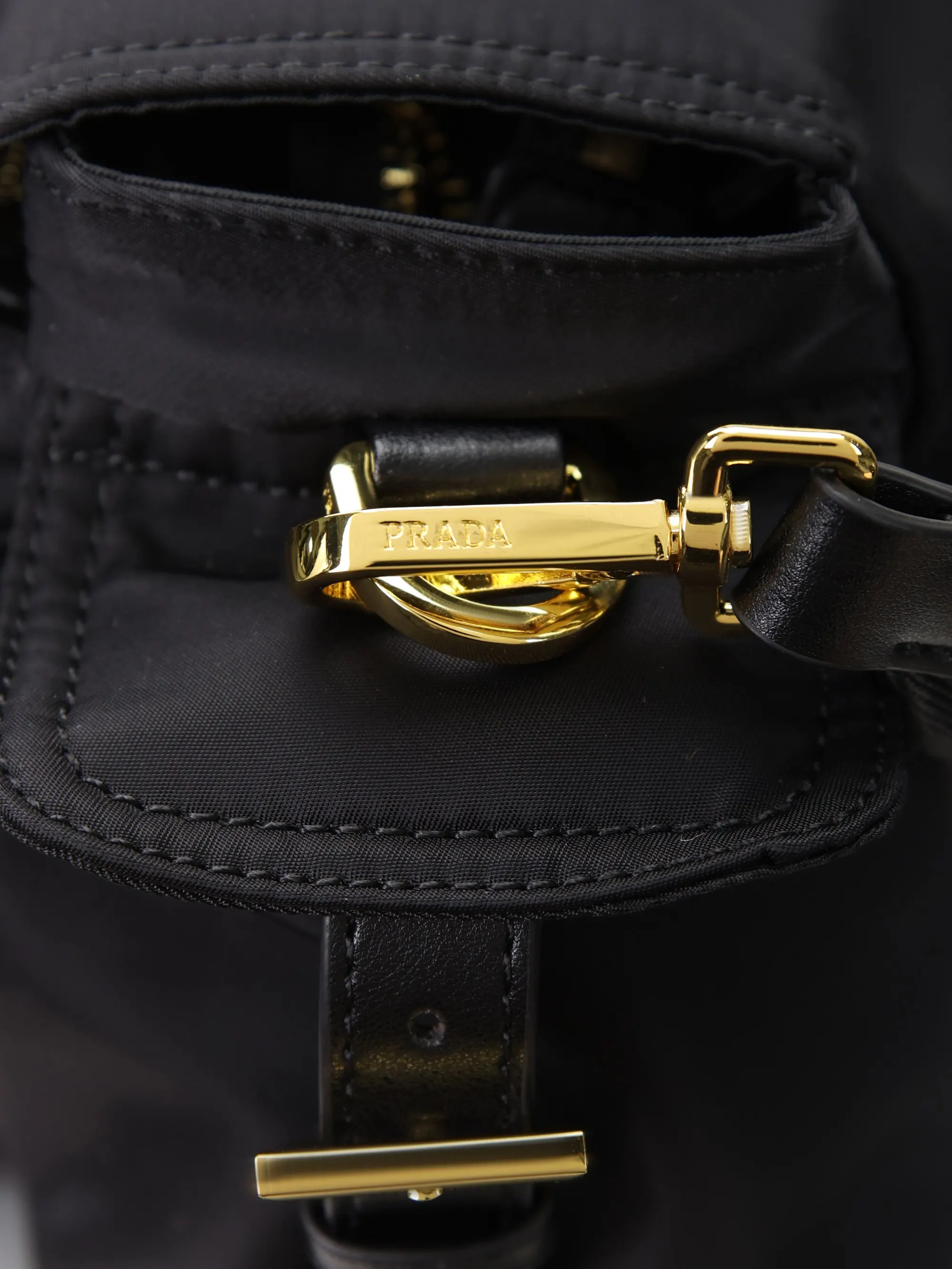 Prada Re-Nylon 尼龙 皮革 三角标 邮差包 斜挎包